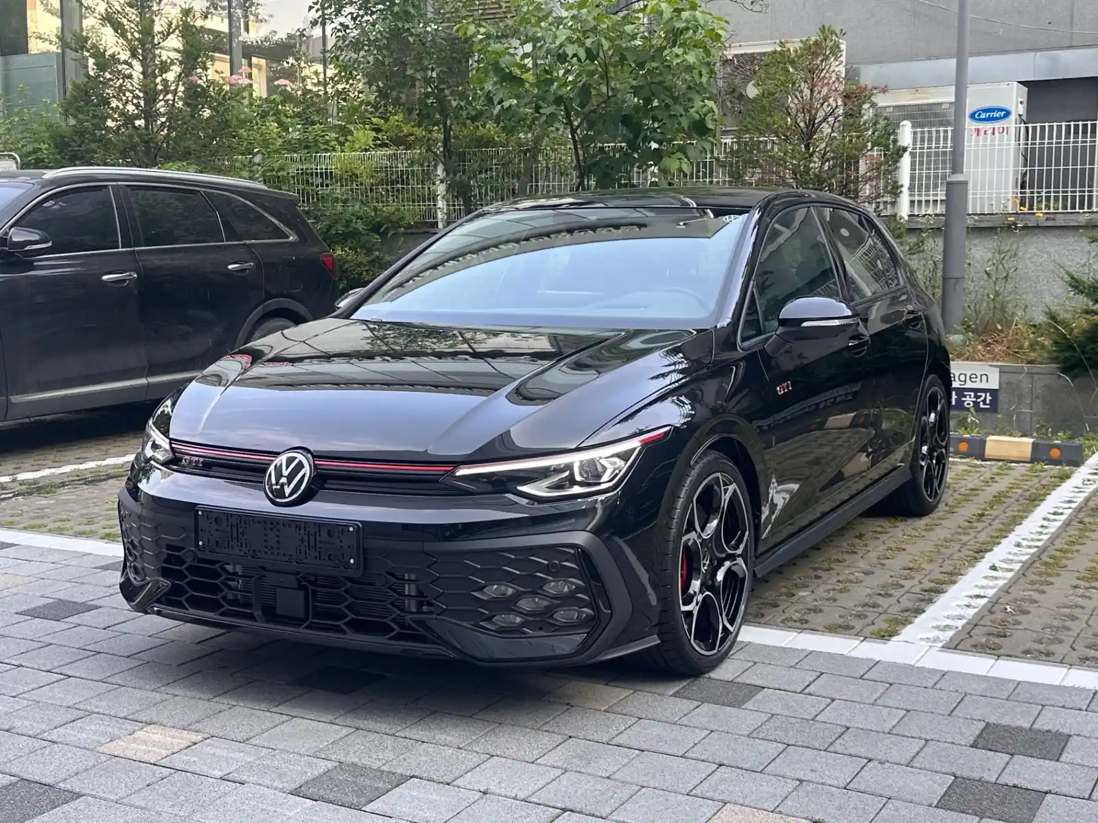 폭스바겐 골프 그레나딜라 블랙 GTI 2026년식 실물 사진 7장