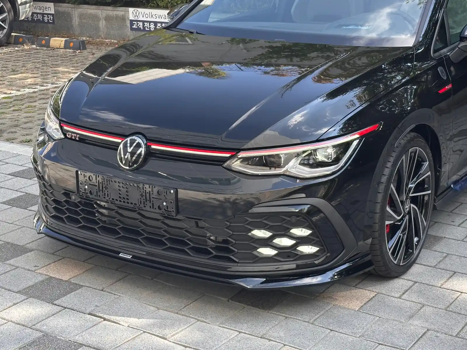 폭스바겐 골프 딥 블랙 펄 GTI 2024년식 실물 사진 19장