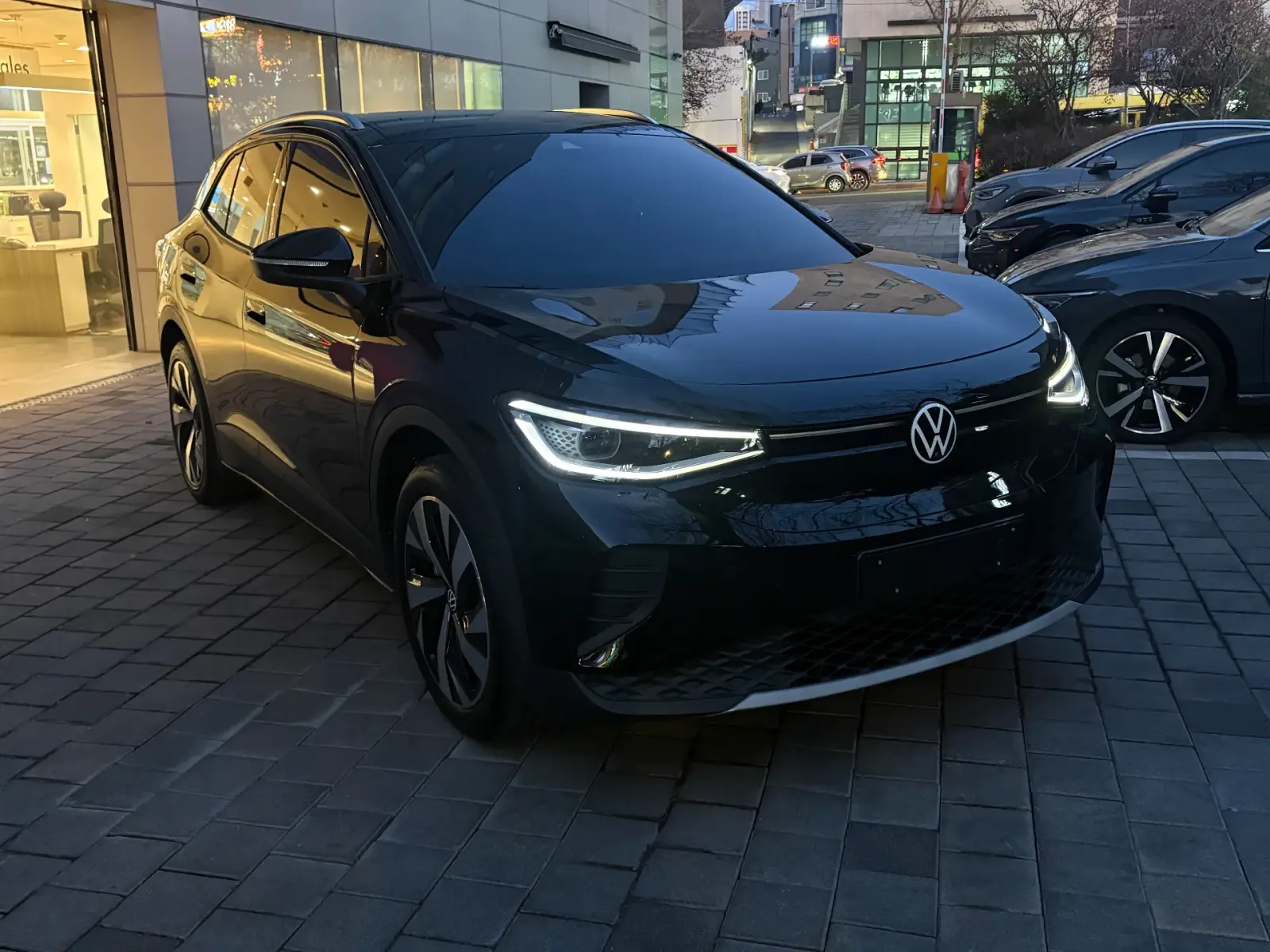 폭스바겐 ID.4 그레나딜라 블랙 Pro 2025년식 실물 사진 5/14 - 측면 실버 가니쉬 블랙 래핑(블랙 에디션 작업) 적용 차량입니다.