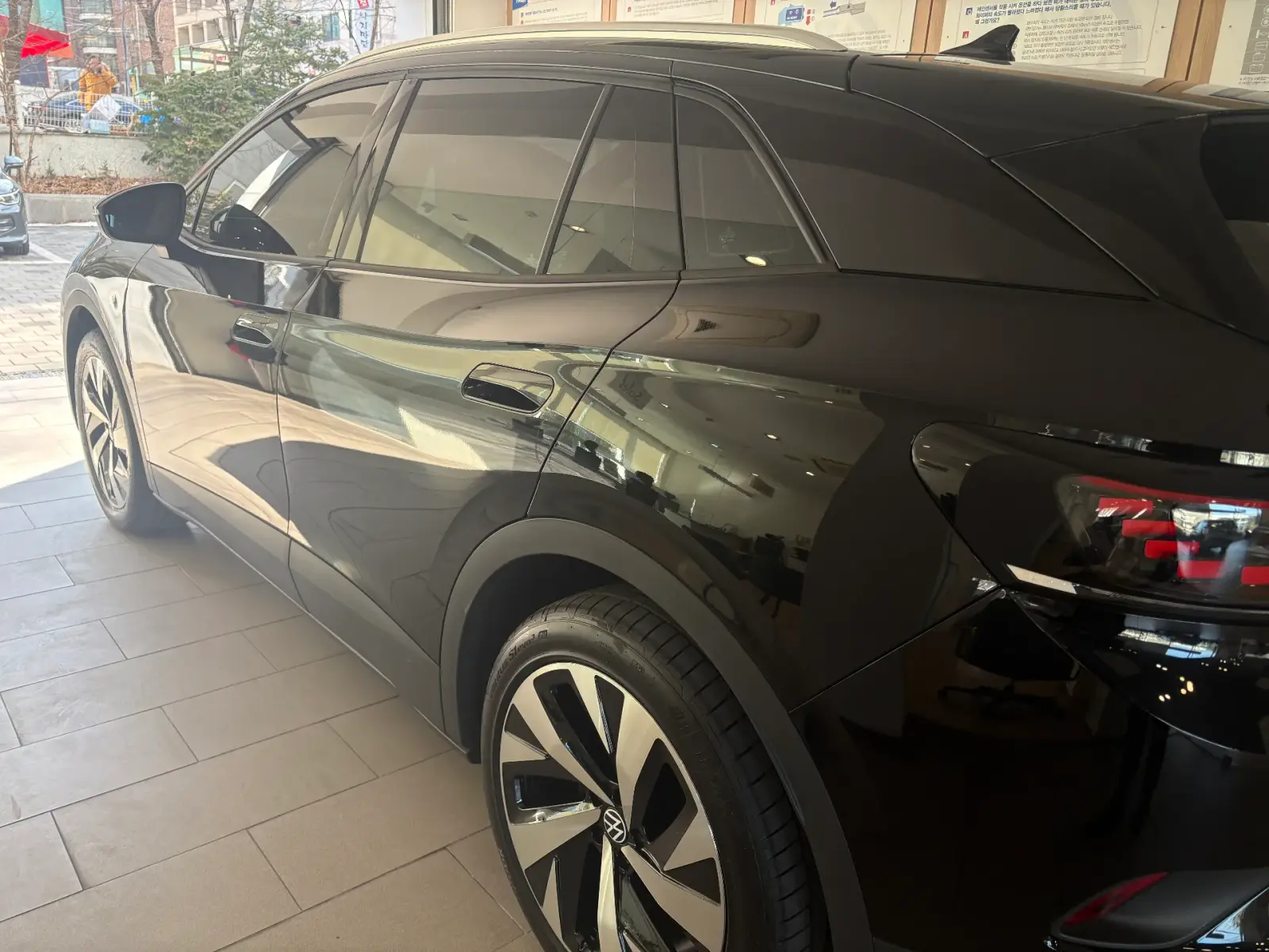 폭스바겐 ID.4 그레나딜라 블랙 Pro 2025년식 실물 사진 12/14 - 측면 실버 가니쉬 블랙 래핑(블랙 에디션 작업) 적용 차량입니다.