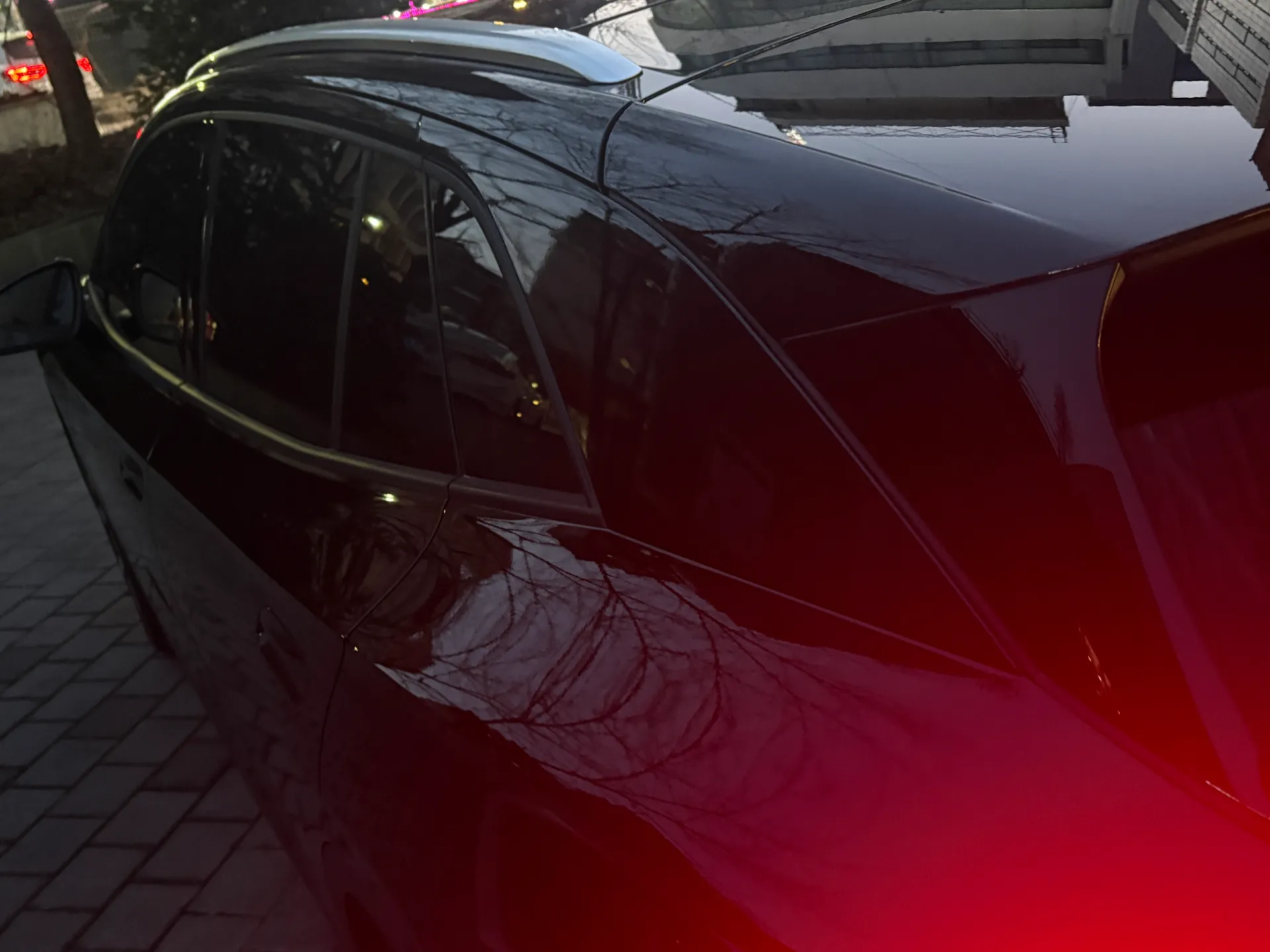 폭스바겐 ID.4 그레나딜라 블랙 Pro 2025년식 실물 사진 11/14 - 측면 실버 가니쉬 블랙 래핑(블랙 에디션 작업) 적용 차량입니다.