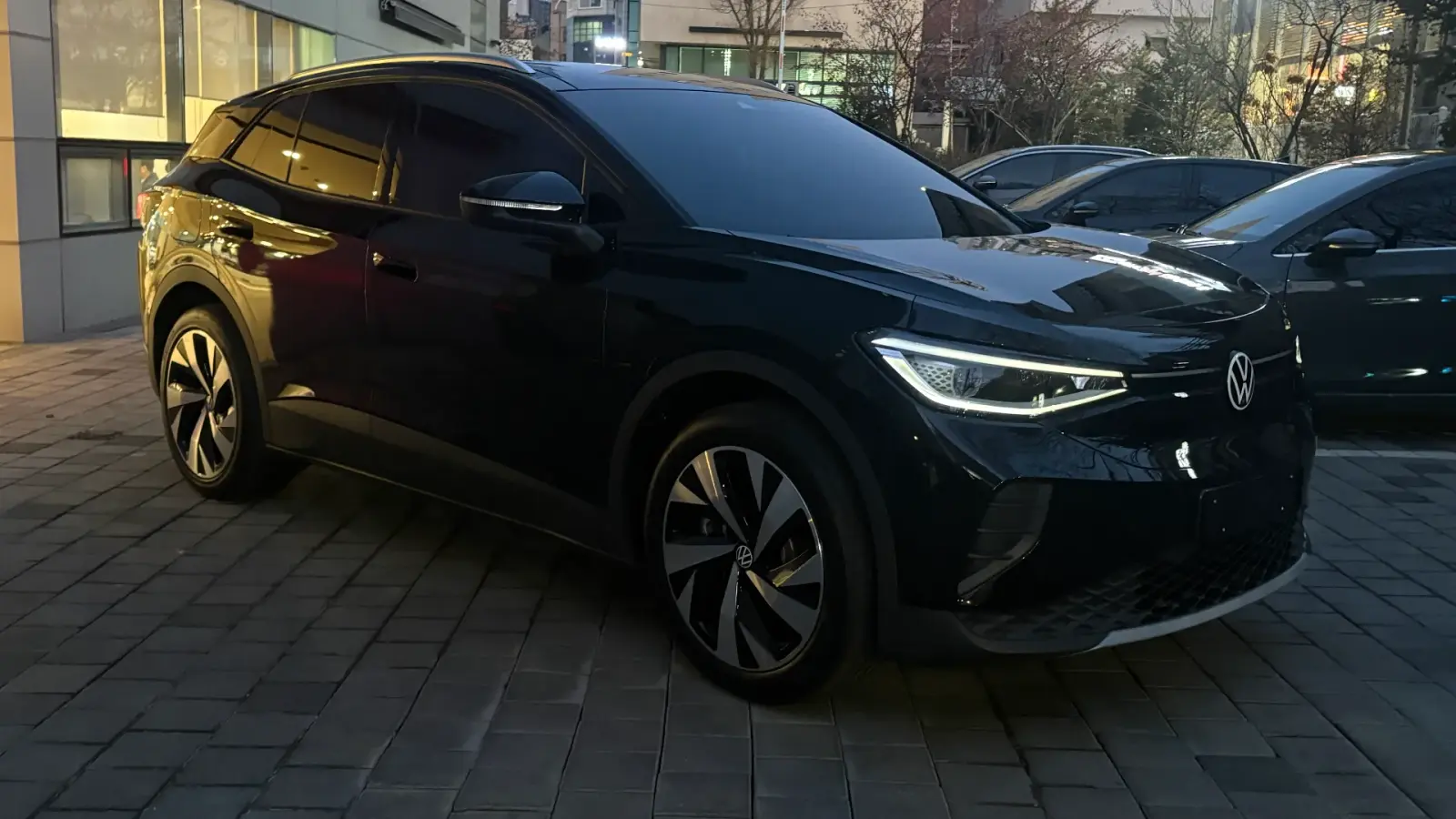 폭스바겐 ID.4 그레나딜라 블랙 Pro 2025년식 실물 사진 6/14 - 측면 실버 가니쉬 블랙 래핑(블랙 에디션 작업) 적용 차량입니다.