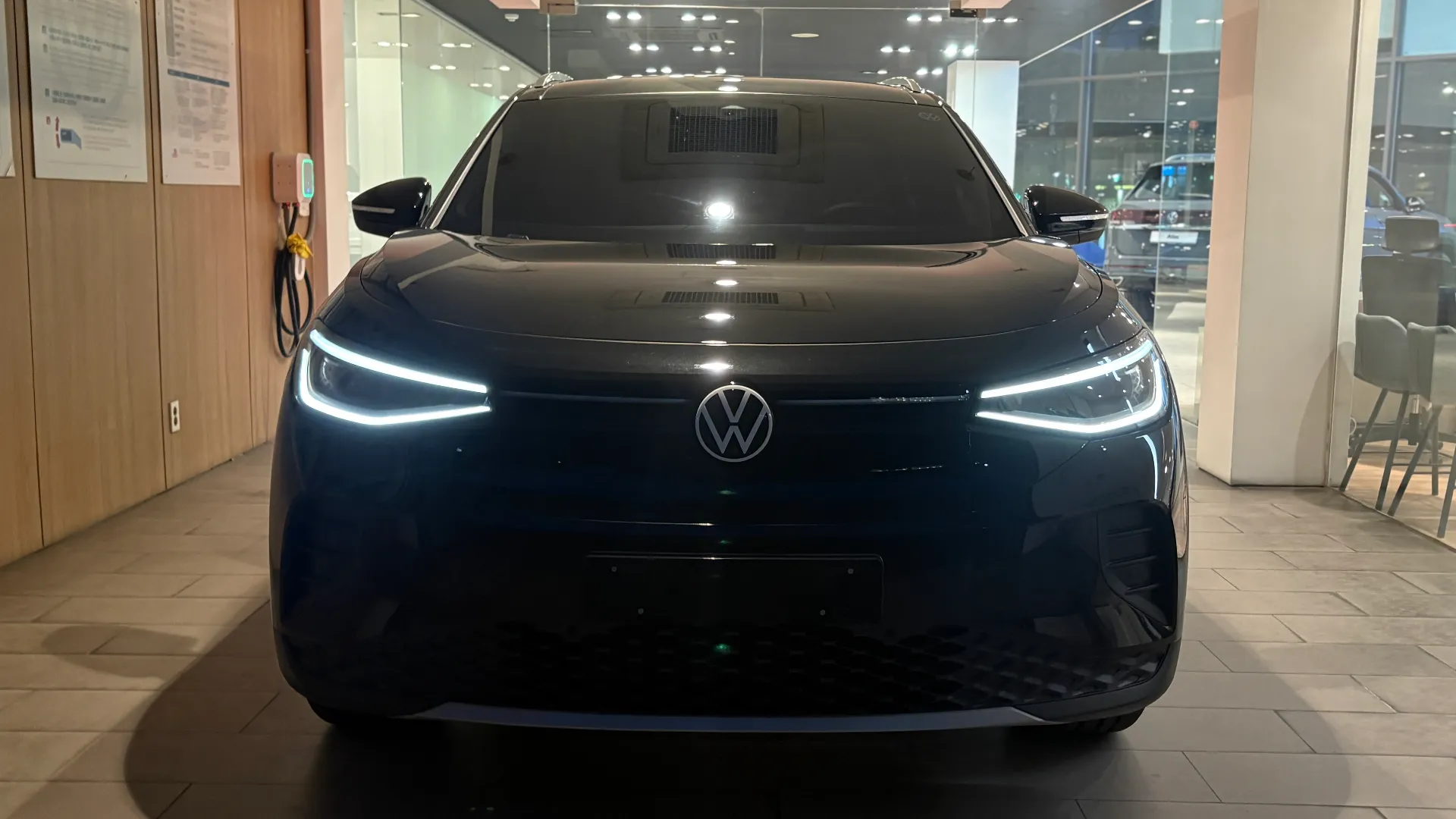 폭스바겐 ID.4 그레나딜라 블랙 Pro 2025년식 실물 사진 8/14 - 측면 실버 가니쉬 블랙 래핑(블랙 에디션 작업) 적용 차량입니다.