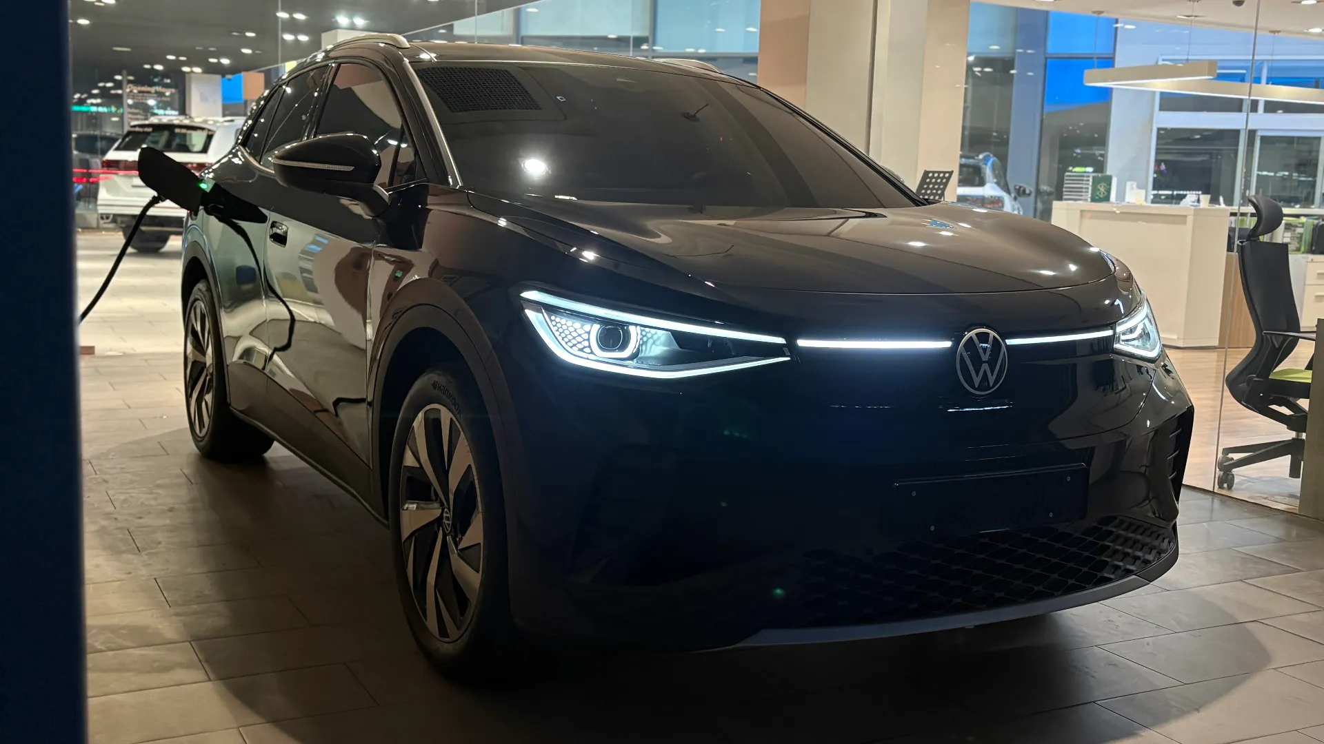 폭스바겐 ID.4 그레나딜라 블랙 Pro 2025년식 실물 사진 9/14 - 측면 실버 가니쉬 블랙 래핑(블랙 에디션 작업) 적용 차량입니다.