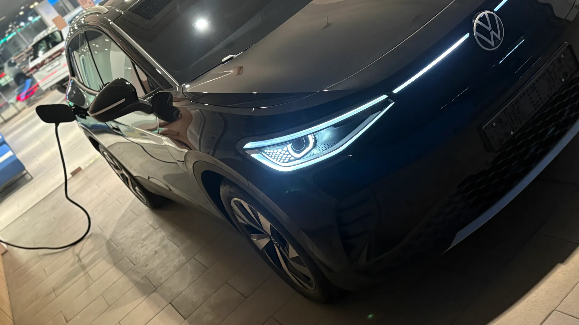 폭스바겐 ID.4 그레나딜라 블랙 Pro 2025년식 실물 사진 2/14 - 측면 실버 가니쉬 블랙 래핑(블랙 에디션 작업) 적용 차량입니다.