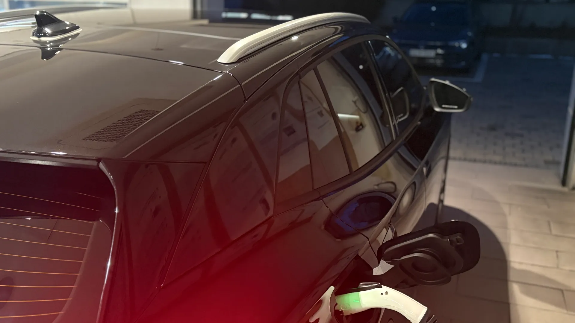 폭스바겐 ID.4 그레나딜라 블랙 Pro 2025년식 실물 사진 10/14 - 측면 실버 가니쉬 블랙 래핑(블랙 에디션 작업) 적용 차량입니다.