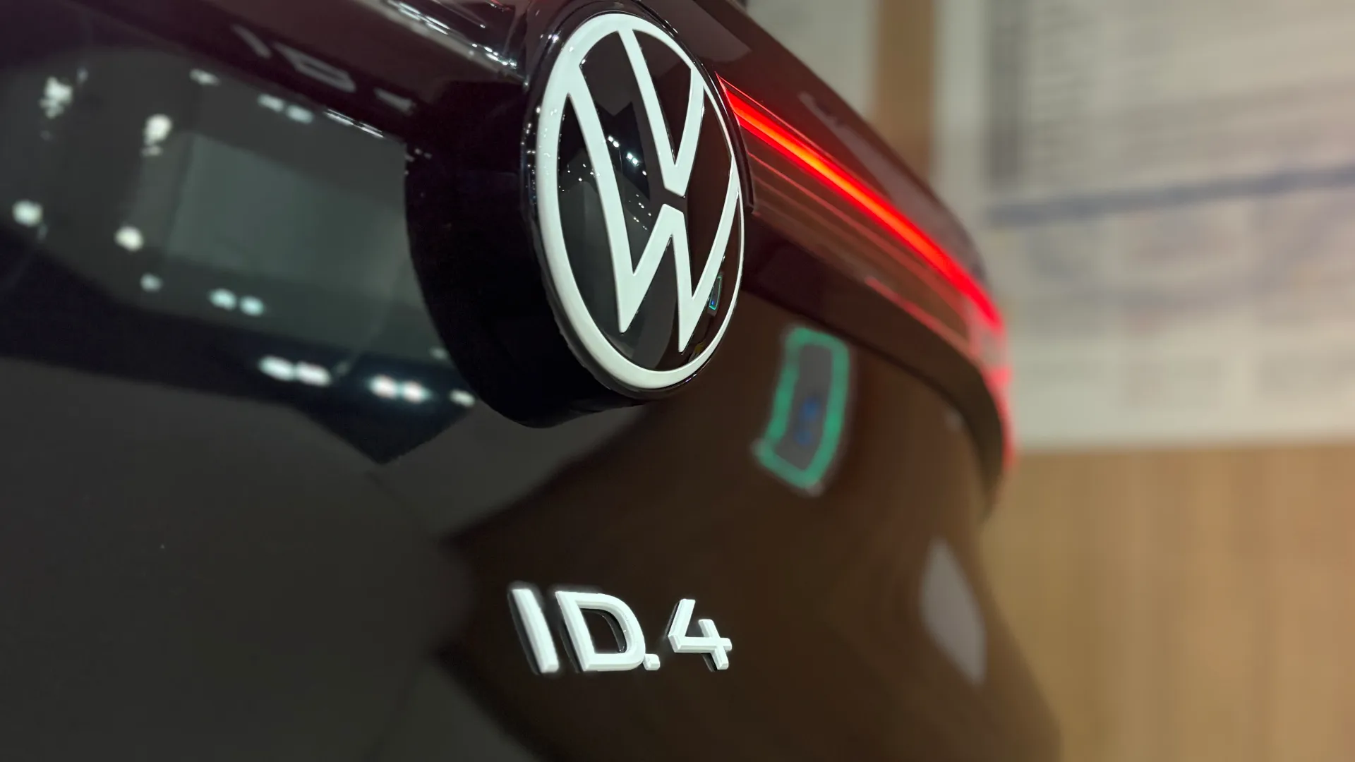 폭스바겐 ID.4 그레나딜라 블랙 Pro 2025년식 실물 사진 7/14 - 측면 실버 가니쉬 블랙 래핑(블랙 에디션 작업) 적용 차량입니다.