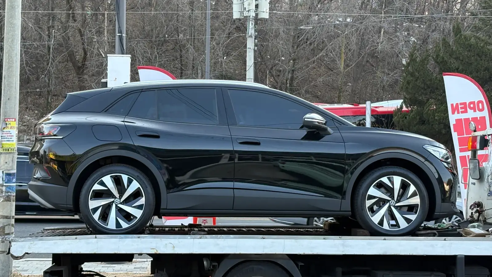 폭스바겐 ID.4 그레나딜라 블랙 Pro 2025년식 실물 사진 14/14 - 측면 실버 가니쉬 블랙 래핑(블랙 에디션 작업) 적용 차량입니다.