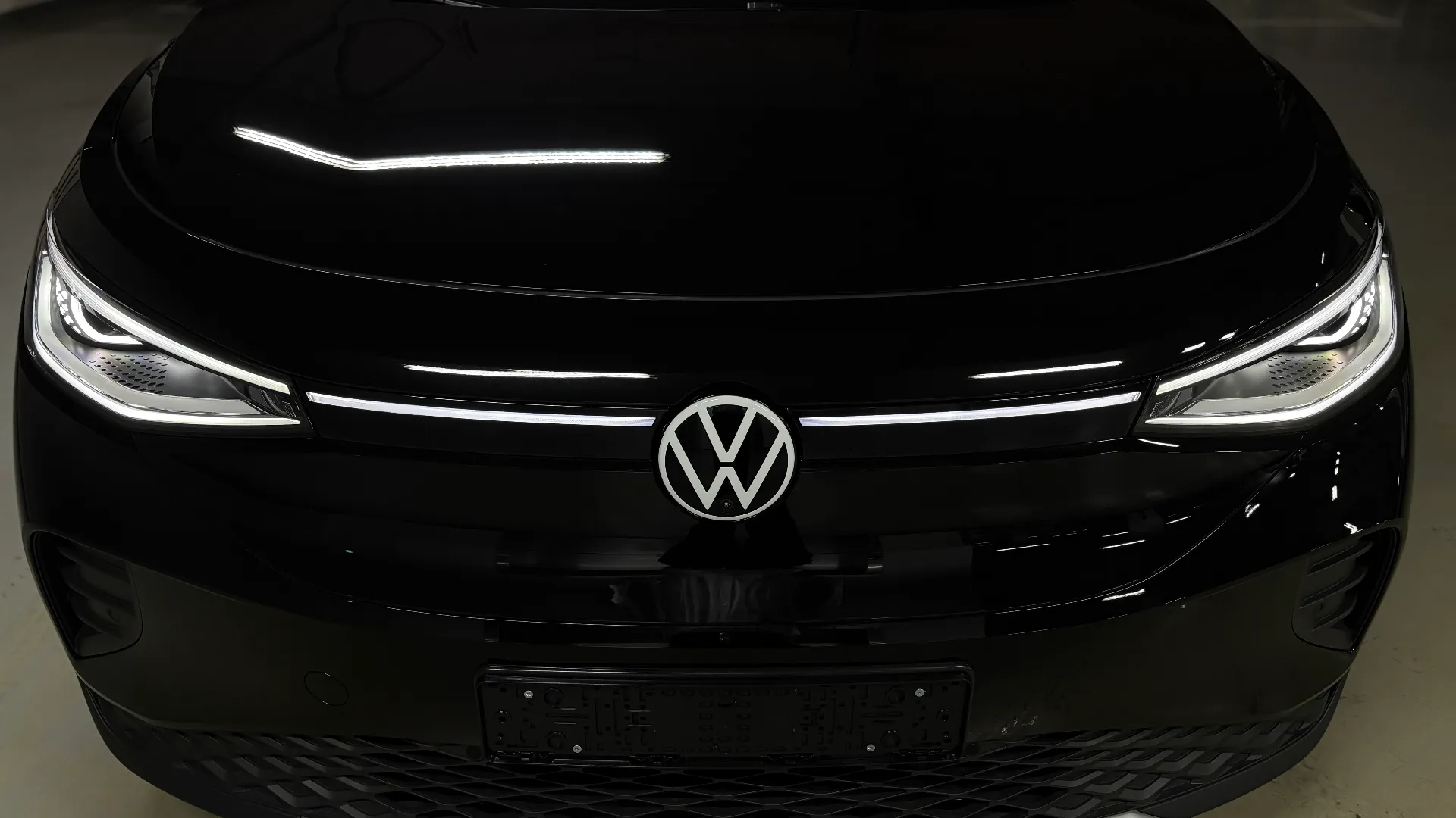 폭스바겐 ID.4 그레나딜라 블랙 Pro 2025년식 실물 사진 10/28 - ID.4 블랙 컬러의 디테일컷을 포함하고 있습니다.