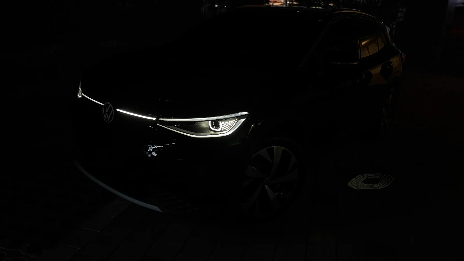 폭스바겐 ID.4 그레나딜라 블랙 Pro 2025년식 실물 사진 13/28 - ID.4 블랙 컬러의 디테일컷을 포함하고 있습니다.