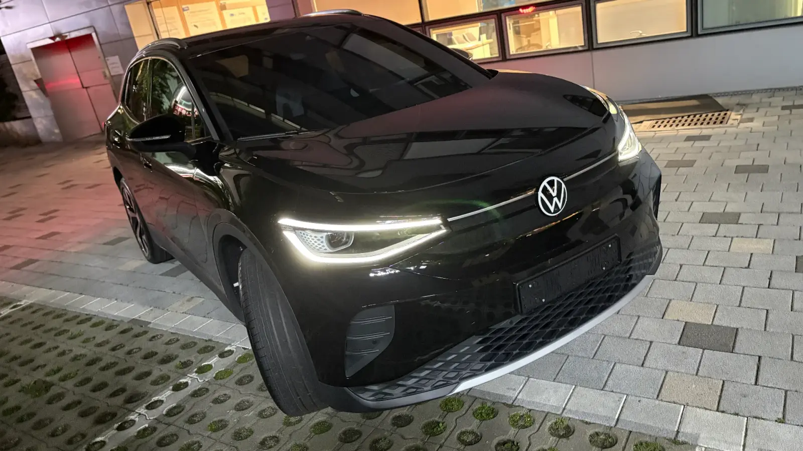 폭스바겐 ID.4 그레나딜라 블랙 Pro 2025년식 실물 사진 15/28 - ID.4 블랙 컬러의 디테일컷을 포함하고 있습니다.