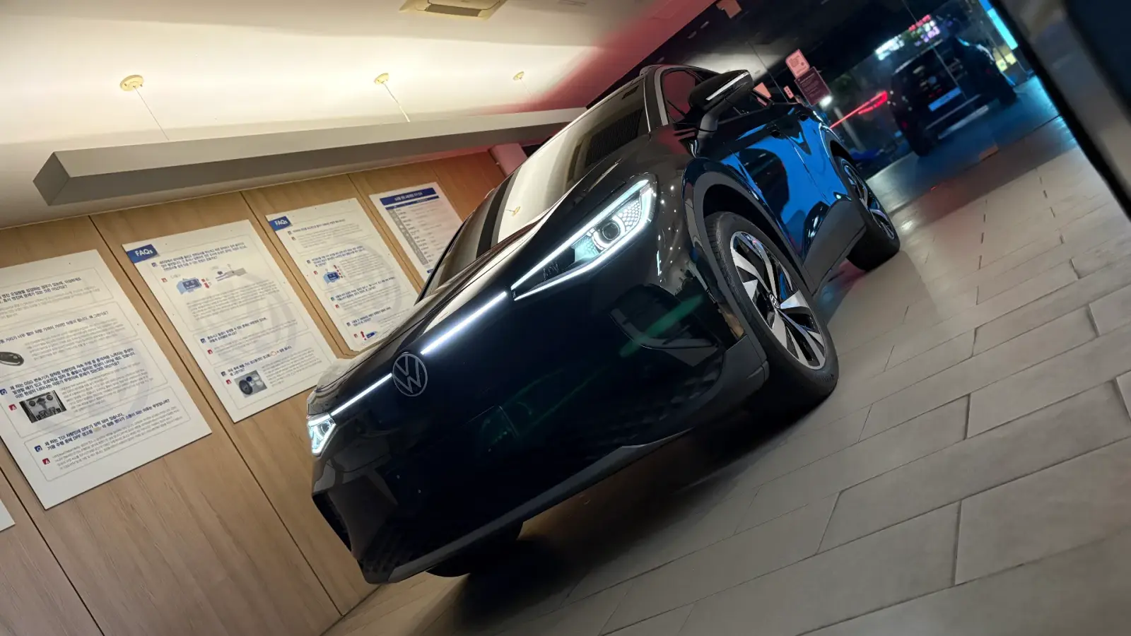 폭스바겐 ID.4 그레나딜라 블랙 Pro 2025년식 실물 사진 2/28 - ID.4 블랙 컬러의 디테일컷을 포함하고 있습니다.