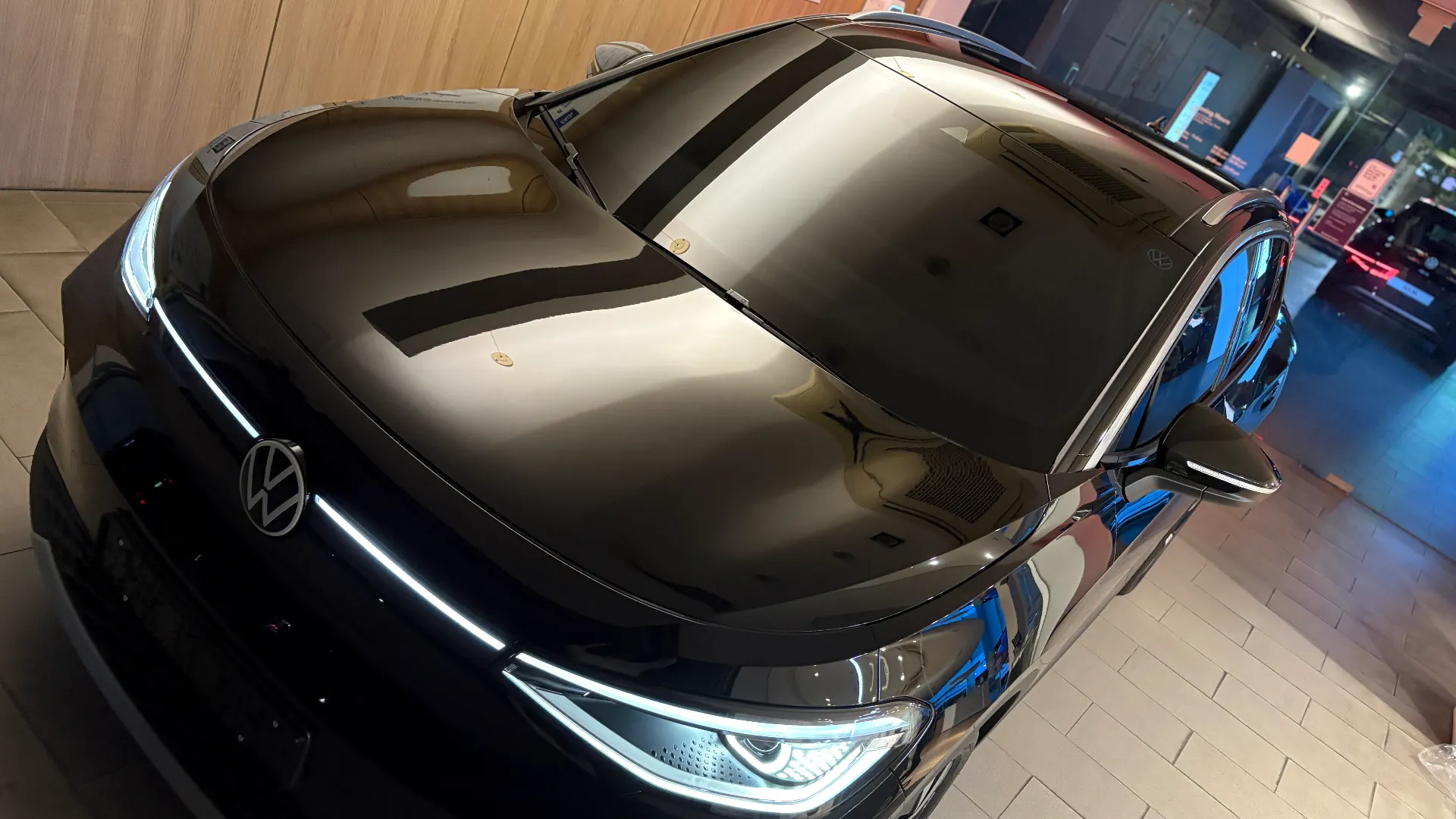 폭스바겐 ID.4 그레나딜라 블랙 Pro 2025년식 실물 사진 19/28 - ID.4 블랙 컬러의 디테일컷을 포함하고 있습니다.