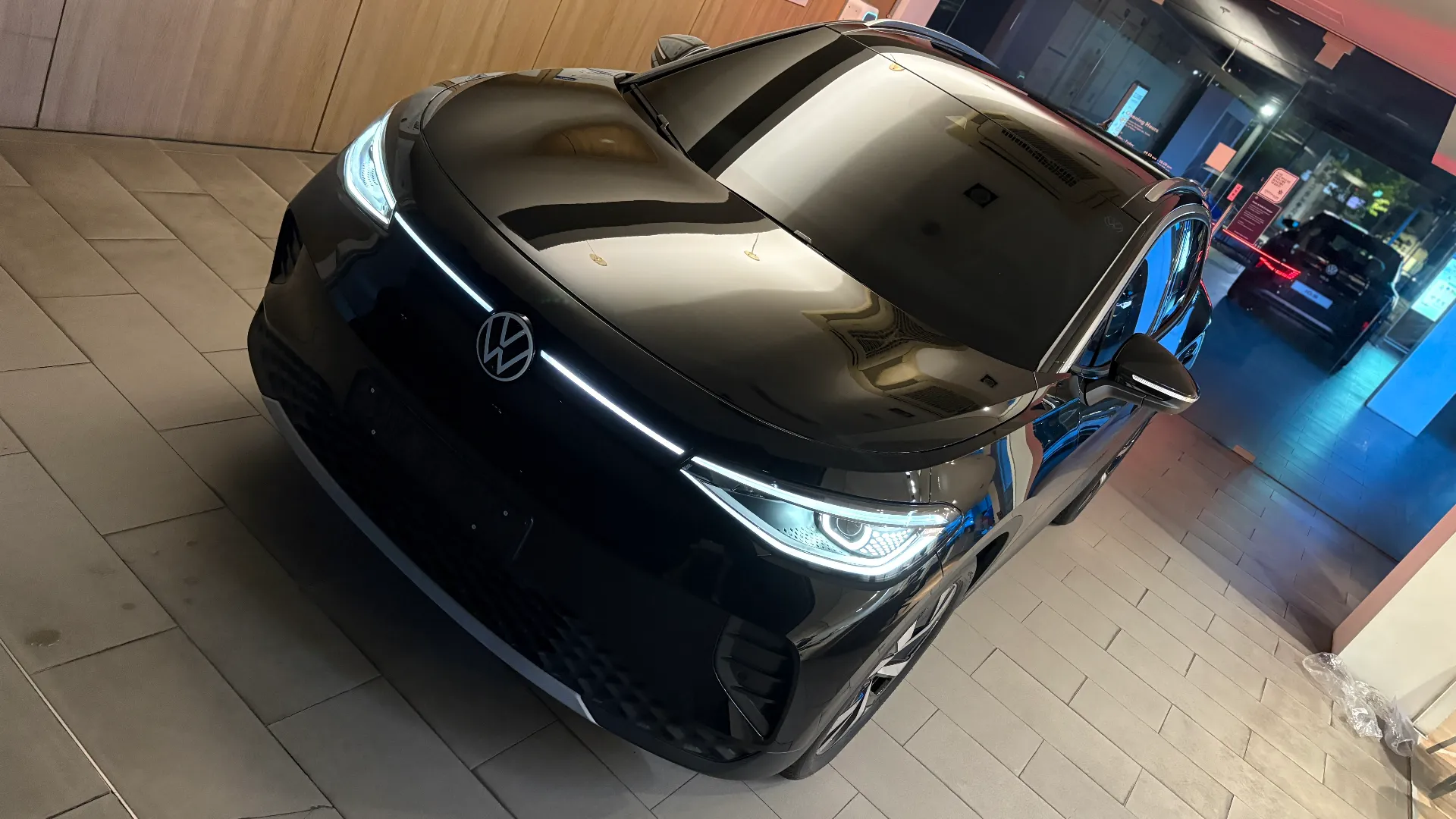 폭스바겐 ID.4 그레나딜라 블랙 Pro 2025년식 실물 사진 20/28 - ID.4 블랙 컬러의 디테일컷을 포함하고 있습니다.