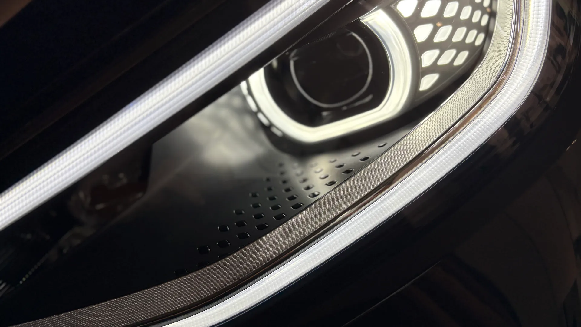 폭스바겐 ID.4 그레나딜라 블랙 Pro 2025년식 실물 사진 21/28 - ID.4 블랙 컬러의 디테일컷을 포함하고 있습니다.