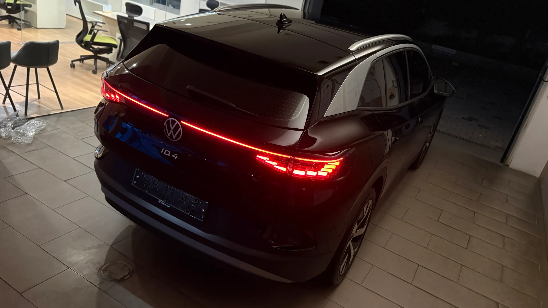 폭스바겐 ID.4 그레나딜라 블랙 Pro 2025년식 실물 사진 23/28 - ID.4 블랙 컬러의 디테일컷을 포함하고 있습니다.