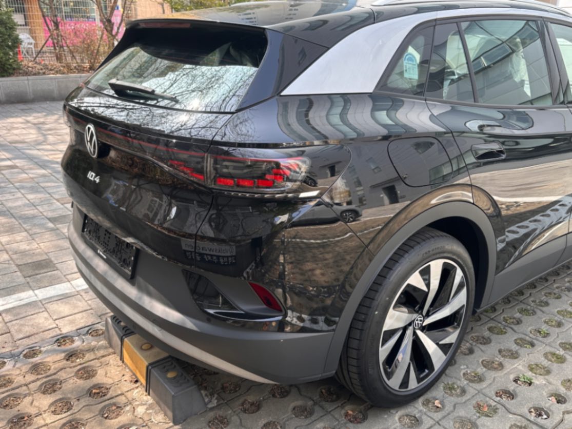 폭스바겐 ID.4 그레나딜라 블랙 Pro 2025년식 실물 사진 10/14