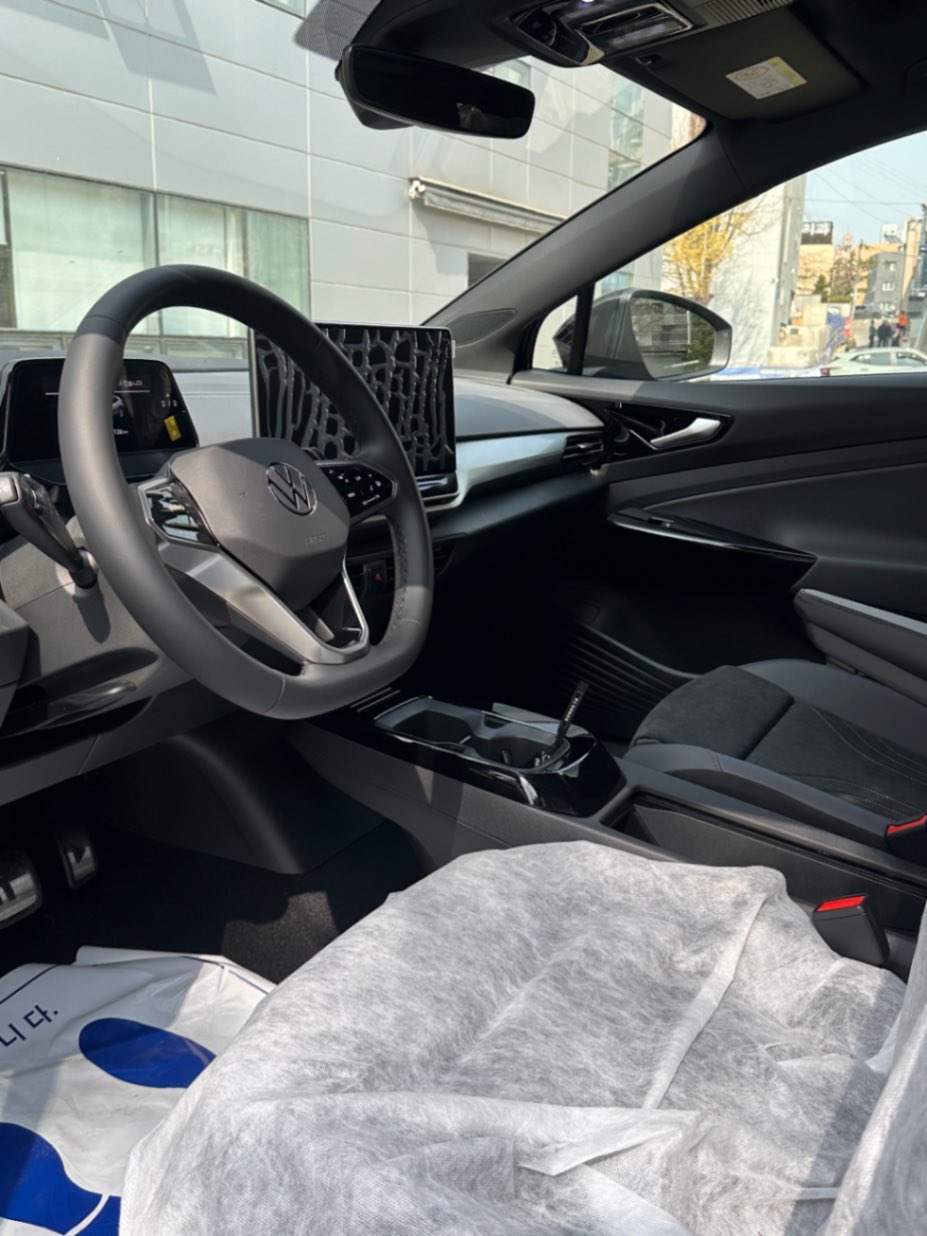 폭스바겐 ID.4 그레나딜라 블랙 Pro 2025년식 실물 사진 13/14