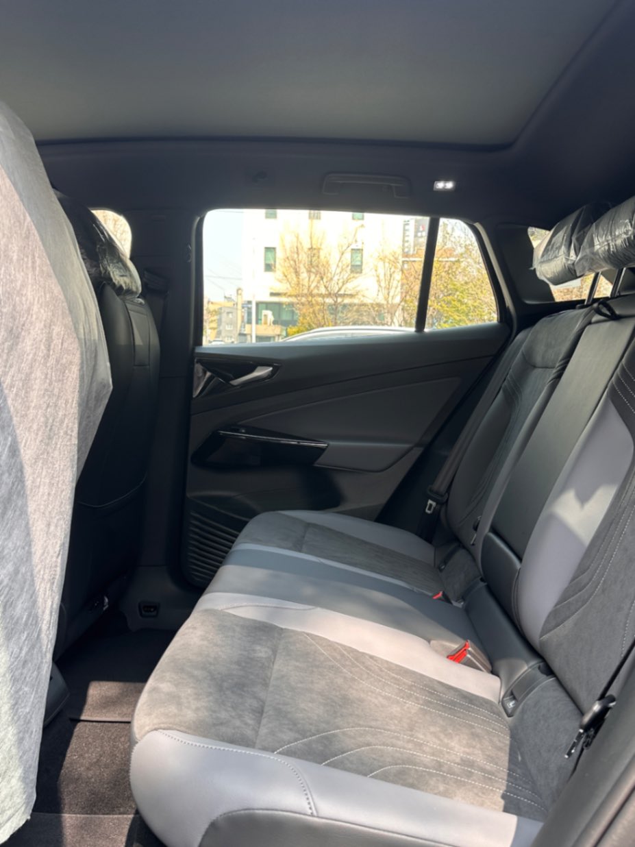 폭스바겐 ID.4 그레나딜라 블랙 Pro 2025년식 실물 사진 14/14