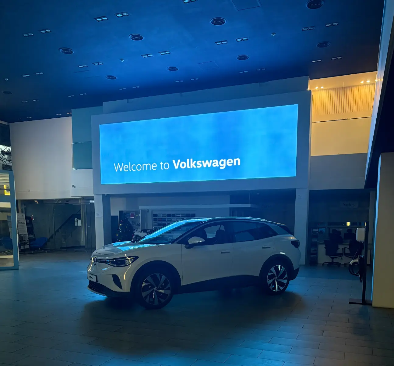 폭스바겐 id.4 글레시어-화이트 pro 2025년식 실물 사진 2/4 - 송파 전시장 야간 촬영입니다.