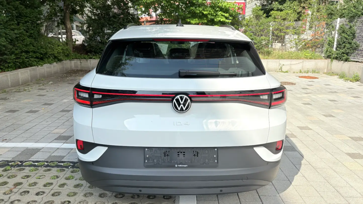 폭스바겐 ID.4 글레시어 화이트 Pro LITE 2025년식 실물 사진 9/27 - 25년식 ID4 프로 라이트 트림의 출고 사진입니다.