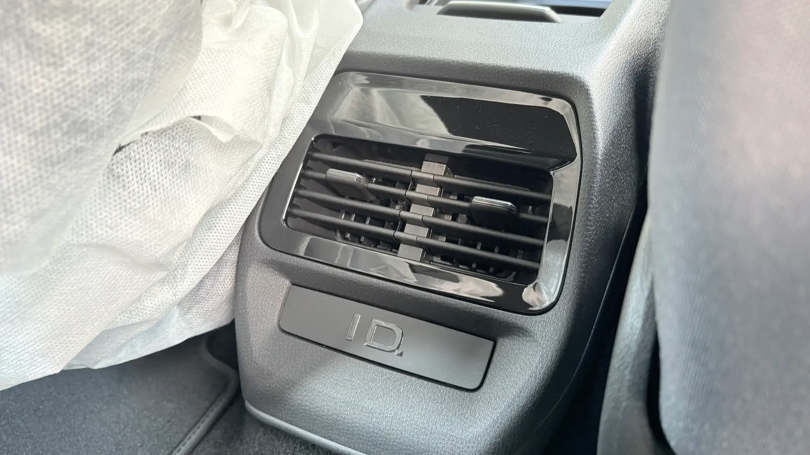 폭스바겐 ID.4 글레시어 화이트 Pro LITE 2025년식 실물 사진 10/27 - 25년식 ID4 프로 라이트 트림의 출고 사진입니다.