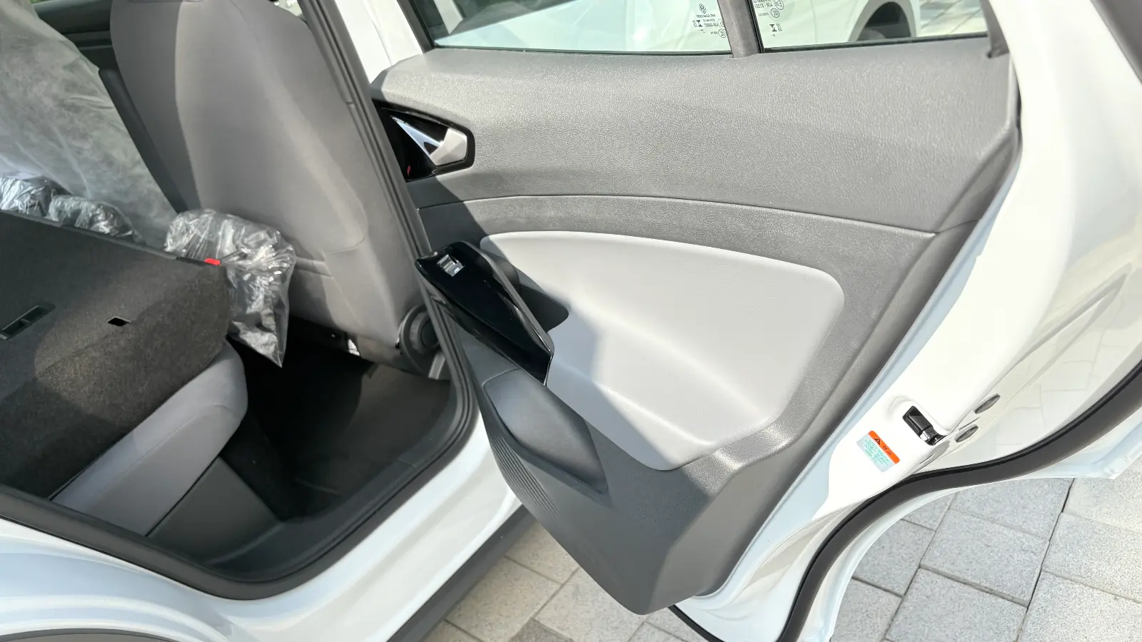 폭스바겐 ID.4 글레시어 화이트 Pro LITE 2025년식 실물 사진 11/27 - 25년식 ID4 프로 라이트 트림의 출고 사진입니다.