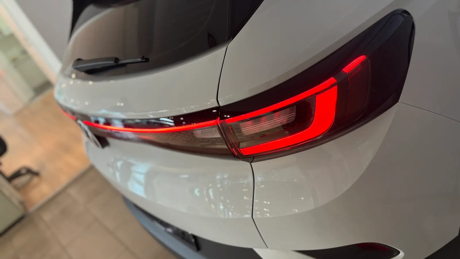 폭스바겐 ID.4 글레시어 화이트 Pro LITE 2025년식 실물 사진 15/27 - 25년식 ID4 프로 라이트 트림의 출고 사진입니다.