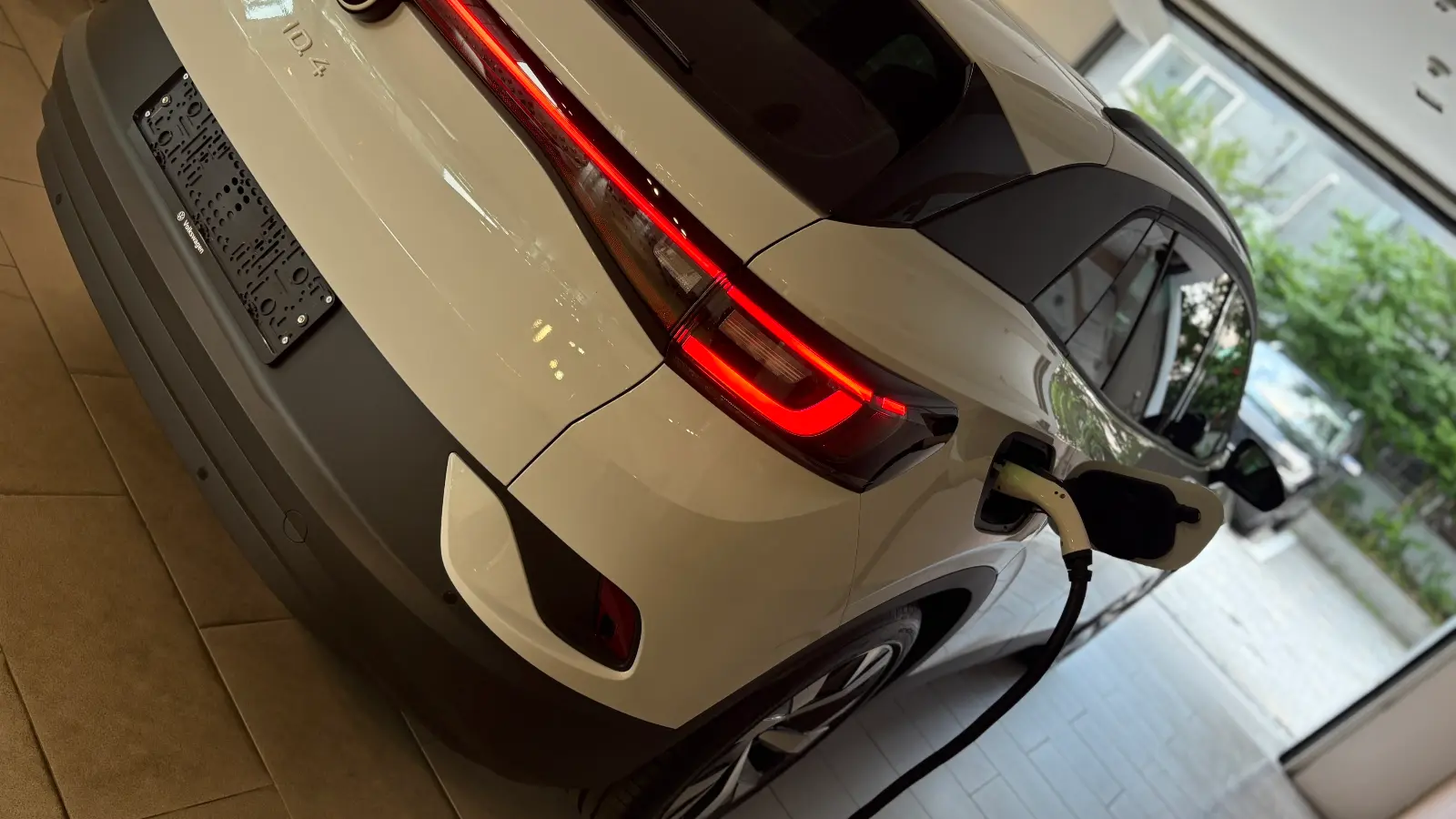 폭스바겐 ID.4 글레시어 화이트 Pro LITE 2025년식 실물 사진 16/27 - 25년식 ID4 프로 라이트 트림의 출고 사진입니다.