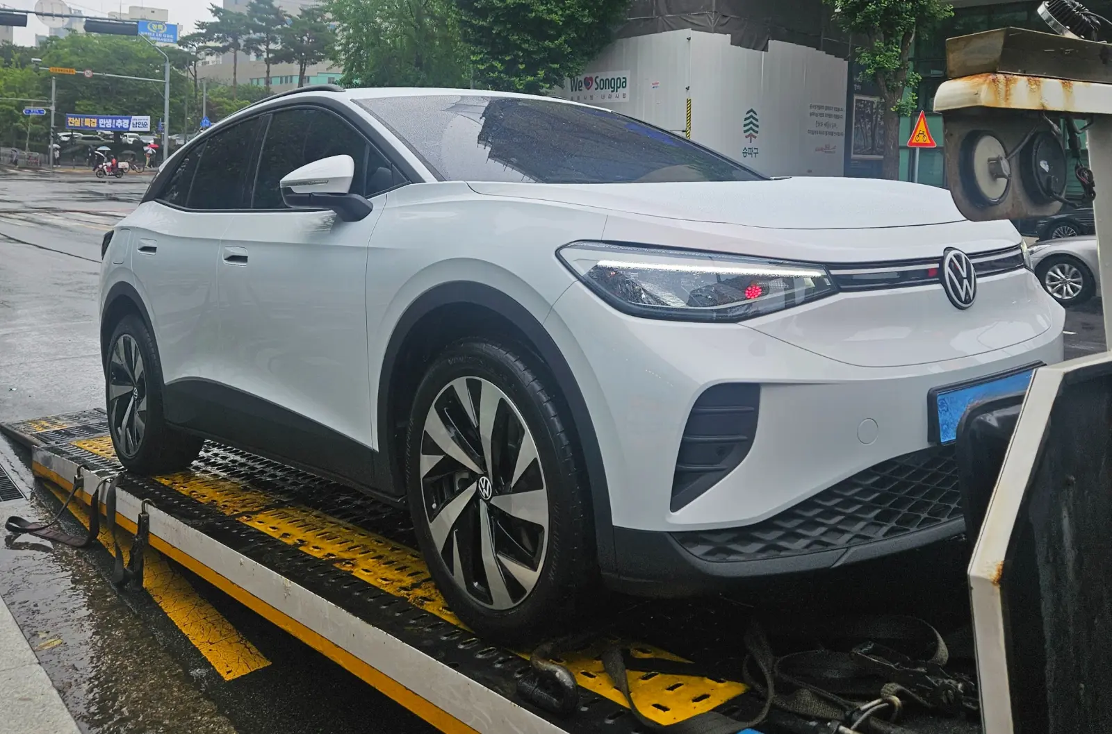 폭스바겐 ID.4 글레시어 화이트 Pro LITE 2025년식 실물 사진 19/27 - 25년식 ID4 프로 라이트 트림의 출고 사진입니다.