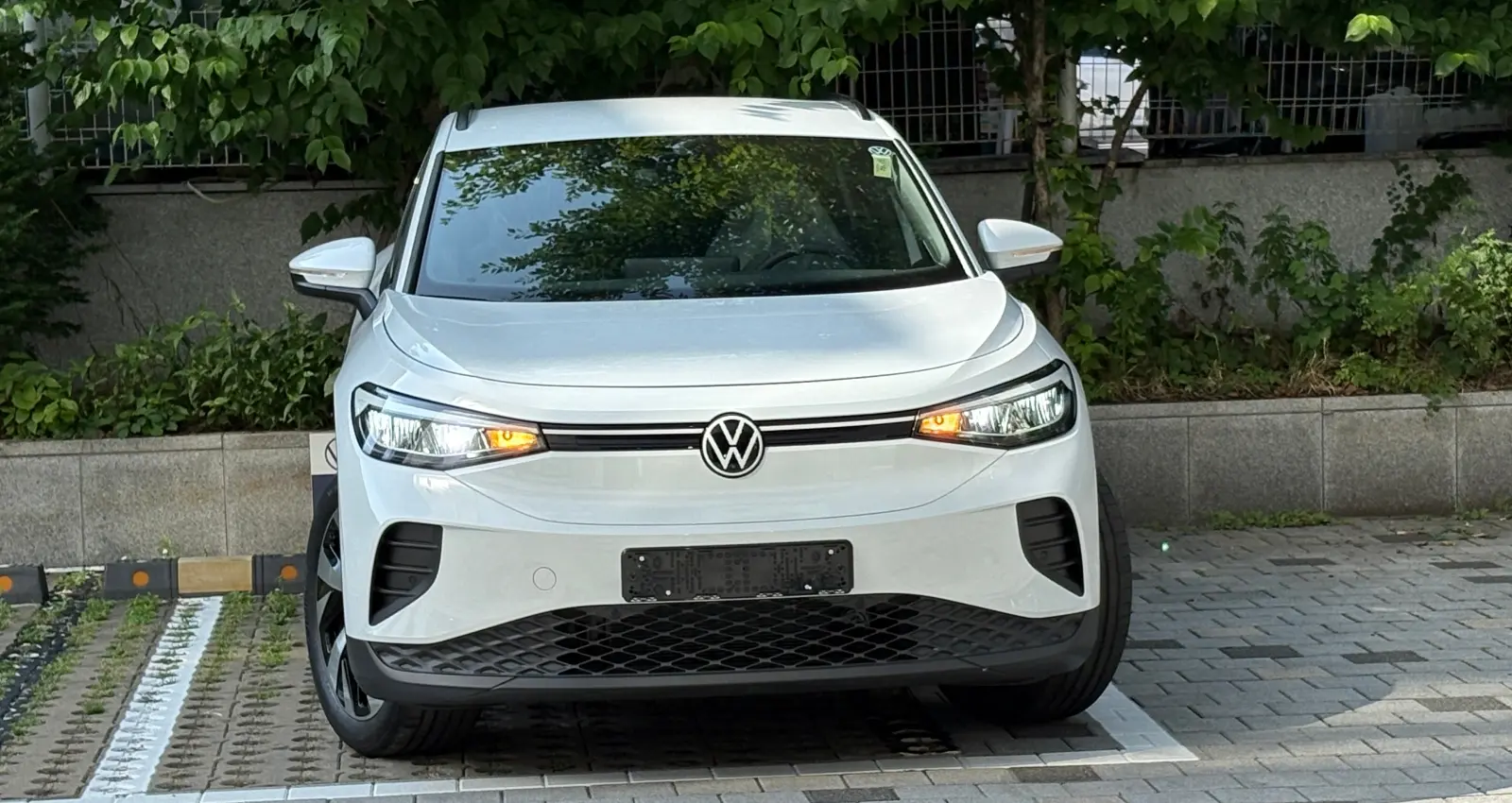 폭스바겐 ID.4 글레시어 화이트 Pro LITE 2025년식 실물 사진 23/27 - 25년식 ID4 프로 라이트 트림의 출고 사진입니다.