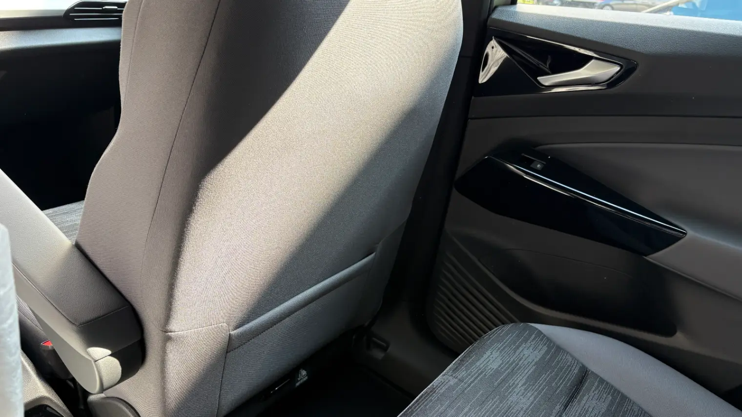 폭스바겐 ID.4 글레시어 화이트 Pro LITE 2025년식 실물 사진 25/27 - 25년식 ID4 프로 라이트 트림의 출고 사진입니다.