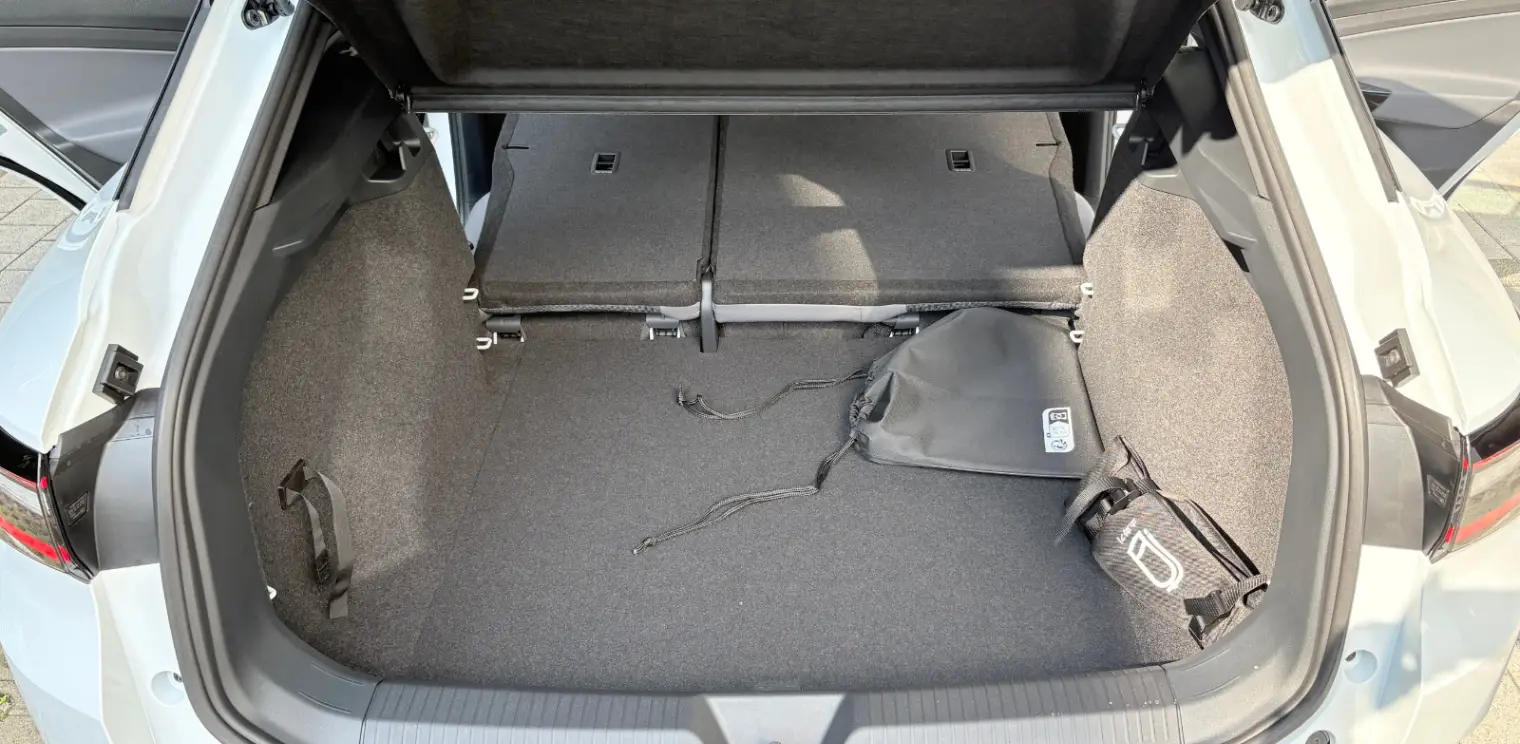 폭스바겐 ID.4 글레시어 화이트 Pro LITE 2025년식 실물 사진 26/27 - 25년식 ID4 프로 라이트 트림의 출고 사진입니다.