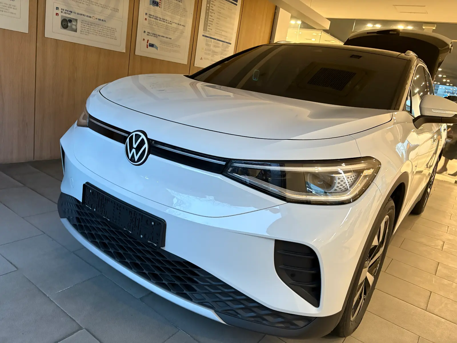폭스바겐 ID.4 글레시어 화이트 Pro 2025년식 실물 사진 5/16