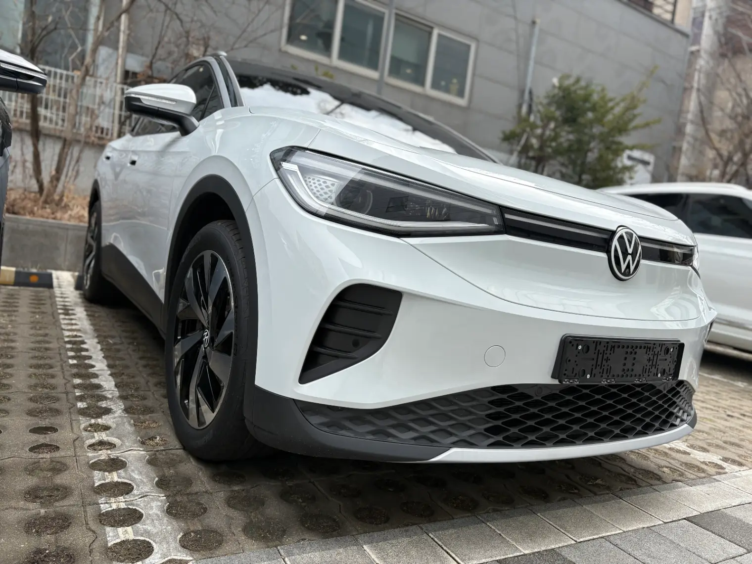 폭스바겐 ID.4 글레시어 화이트 Pro 2025년식 실물 사진 8/16