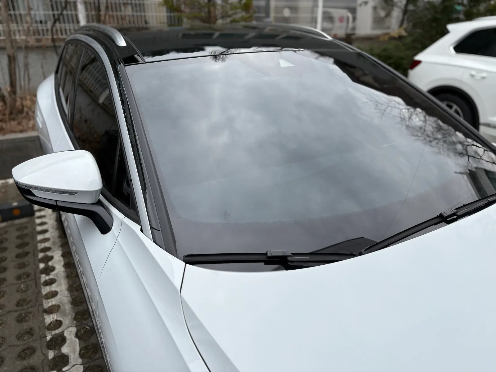 폭스바겐 ID.4 글레시어 화이트 Pro 2025년식 실물 사진 10/16