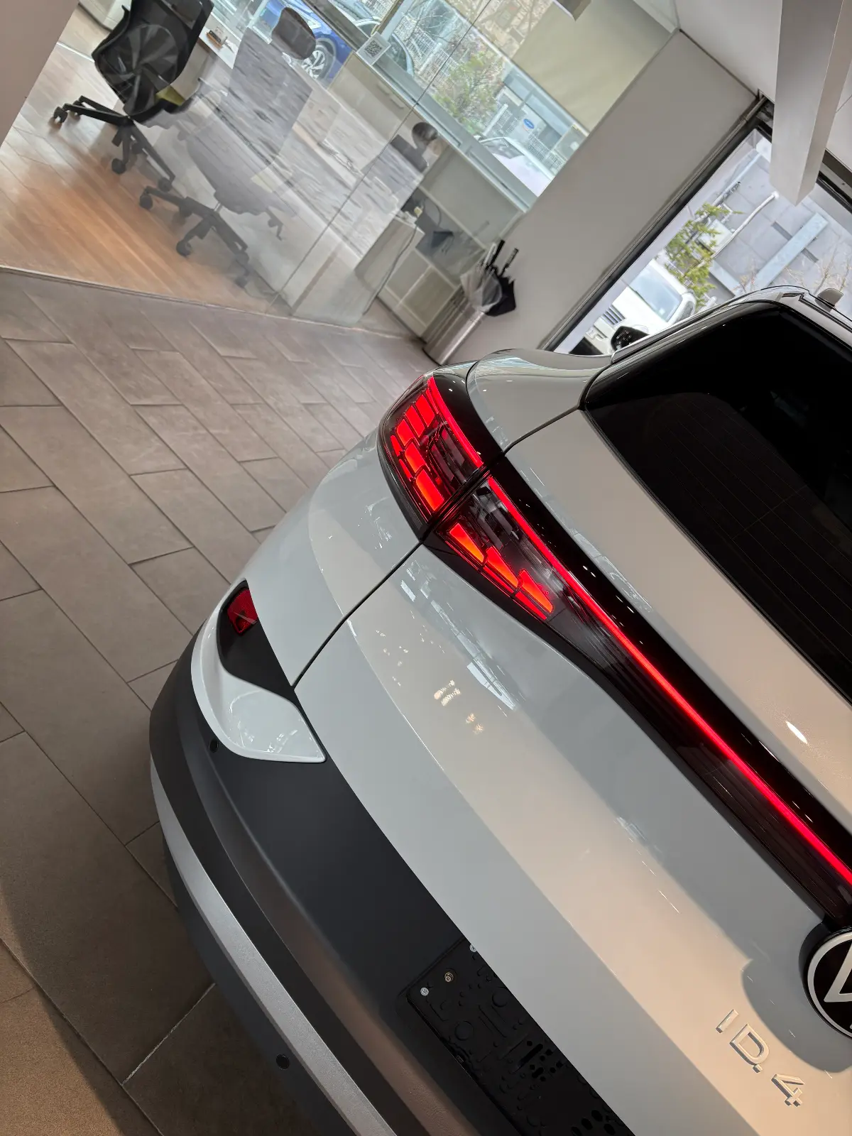 폭스바겐 ID.4 글레시어 화이트 Pro 2025년식 실물 사진 12/16