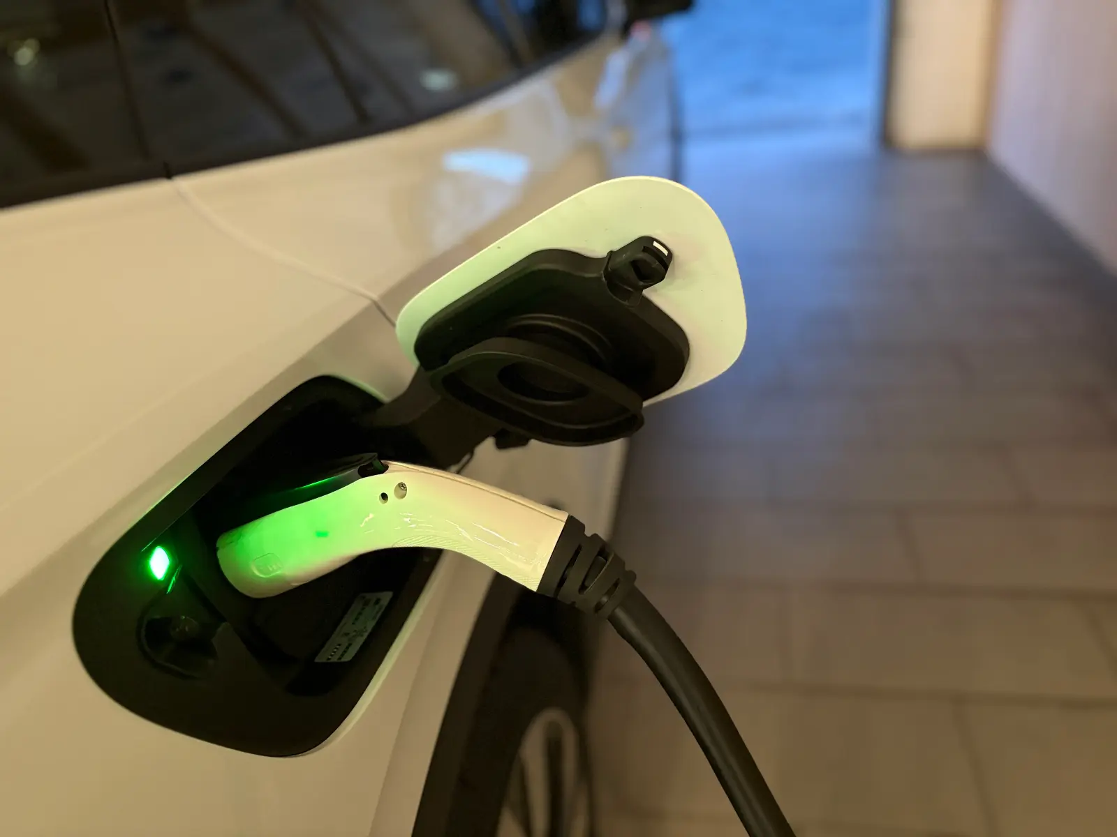 폭스바겐 ID.4 글레시어 화이트 Pro 2025년식 실물 사진 13/16