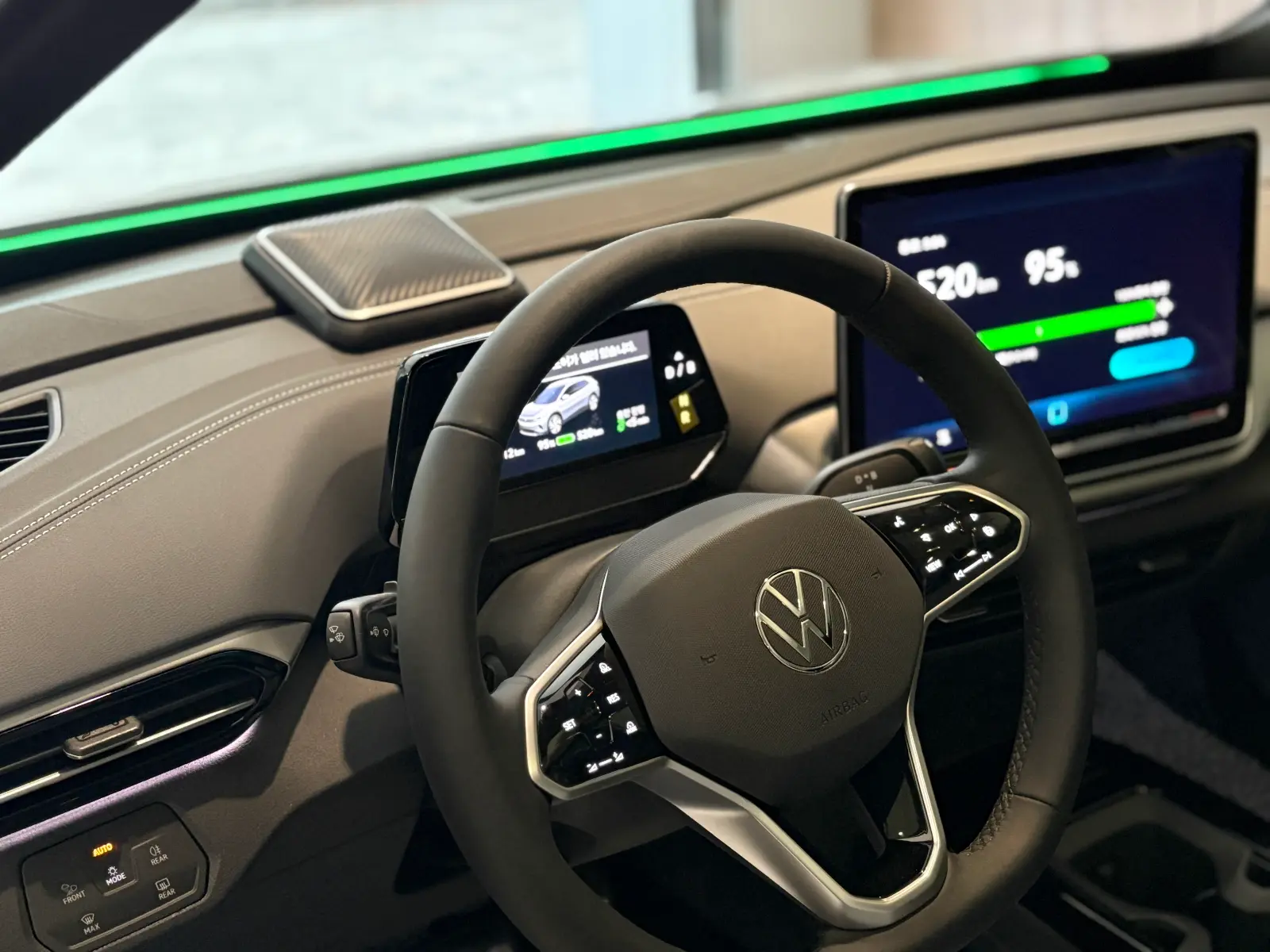 폭스바겐 ID.4 글레시어 화이트 Pro 2025년식 실물 사진 14/16