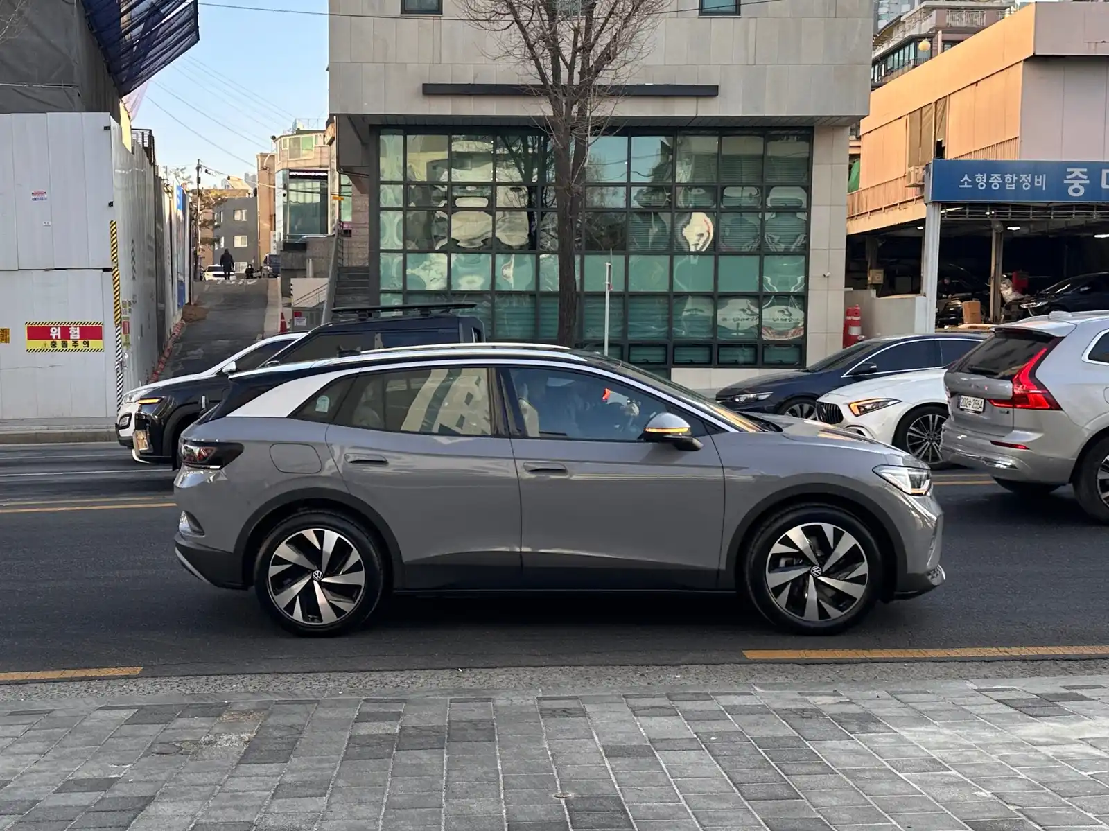 폭스바겐 ID.4 문스톤 그레이 2025년식 실물 사진 2/11