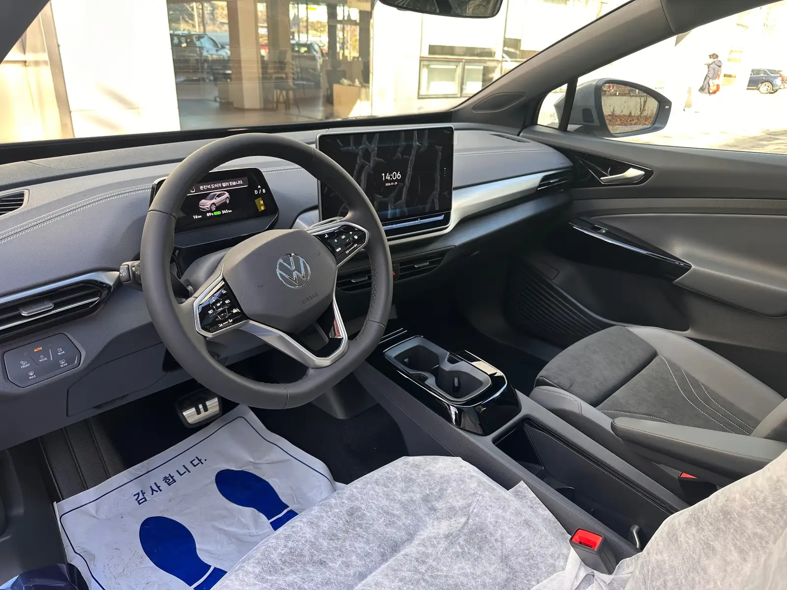 폭스바겐 ID.4 문스톤 그레이 2025년식 실물 사진 8/11