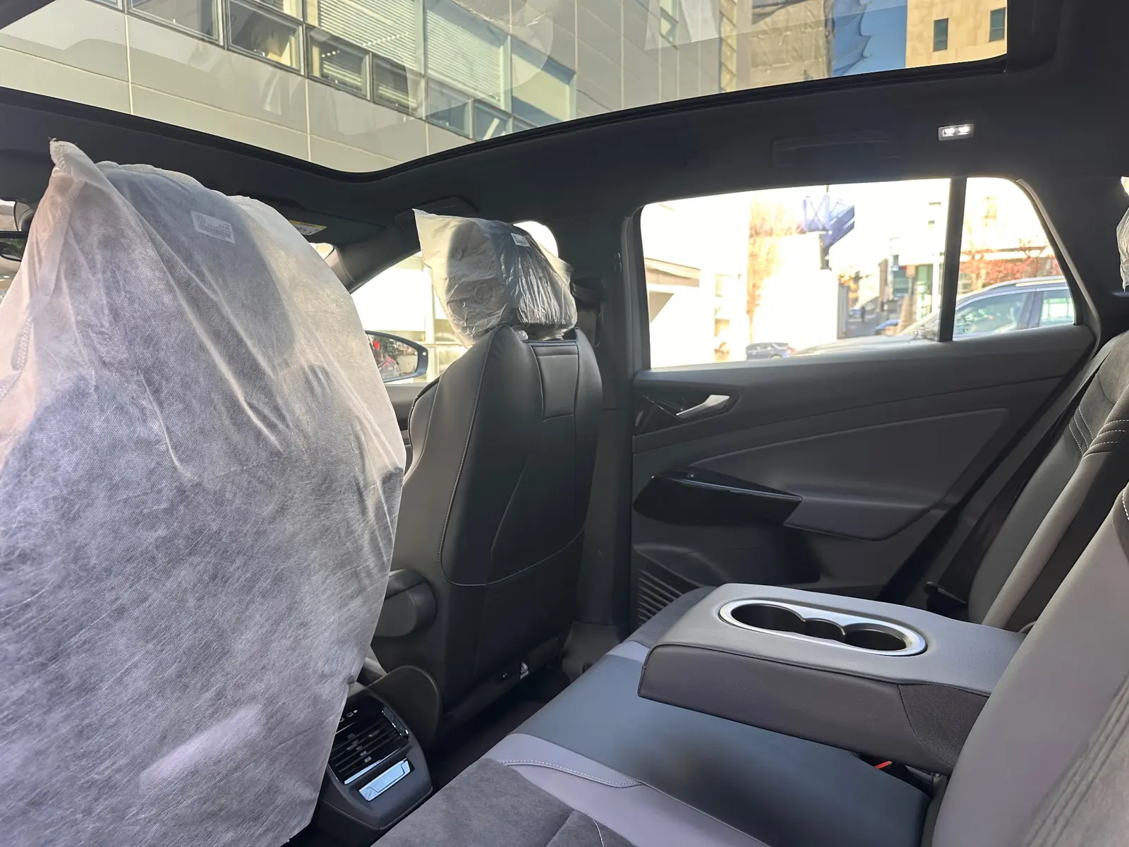 폭스바겐 ID.4 문스톤 그레이 2025년식 실물 사진 9/11