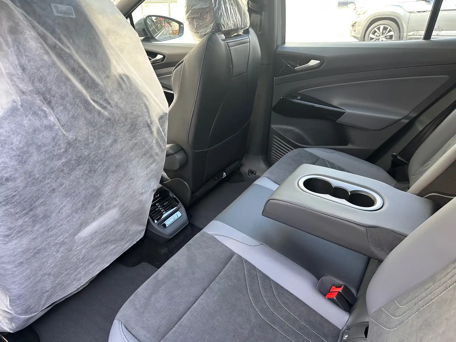 폭스바겐 ID.4 문스톤 그레이 2025년식 실물 사진 10/11