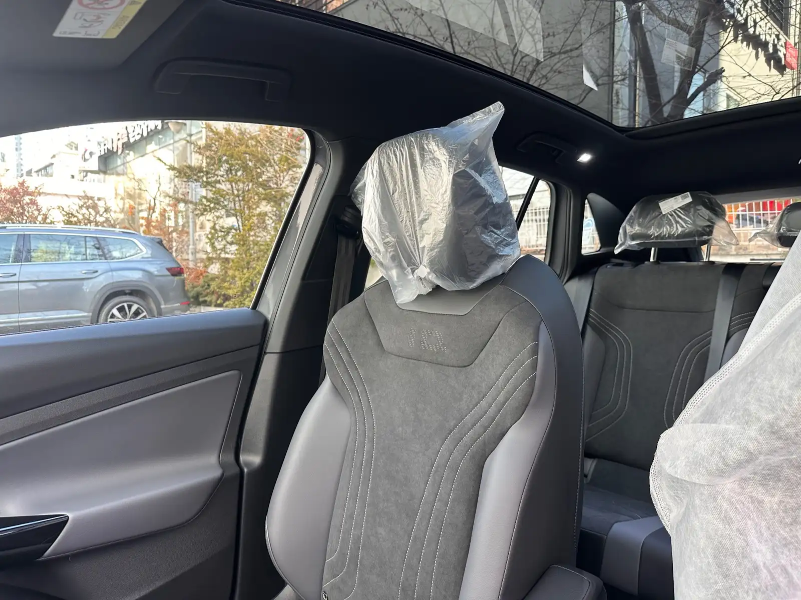 폭스바겐 ID.4 문스톤 그레이 2025년식 실물 사진 11/11