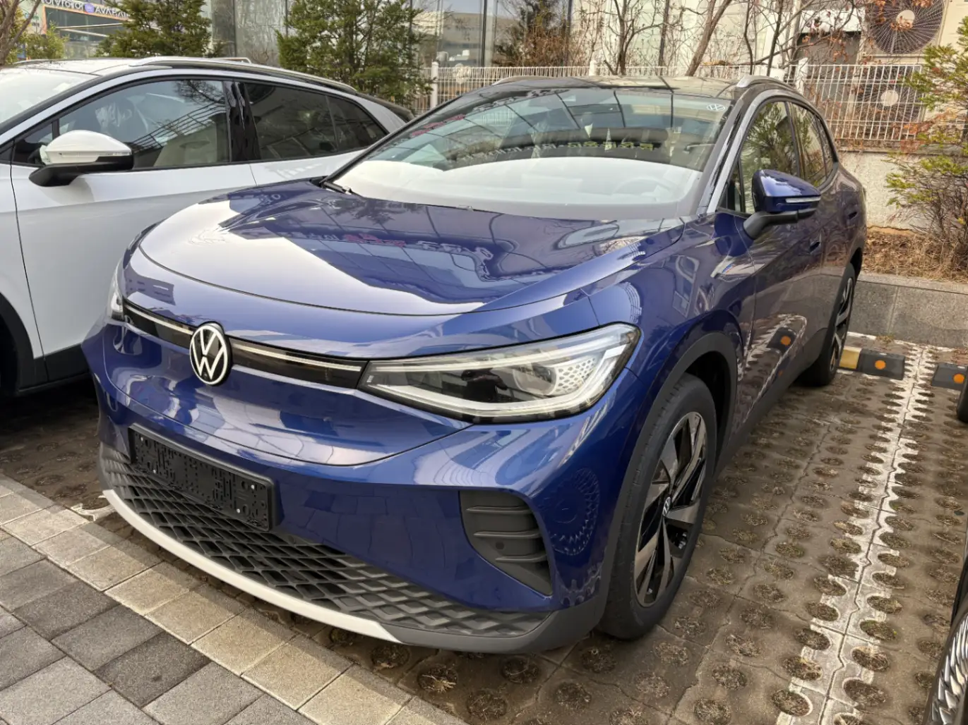 폭스바겐 ID.4 블루 더스크 Pro 2025년식 실물 사진 2/12 - 블루 더스크 메탈릭 ID.4 프로 차량 출고사진입니다.