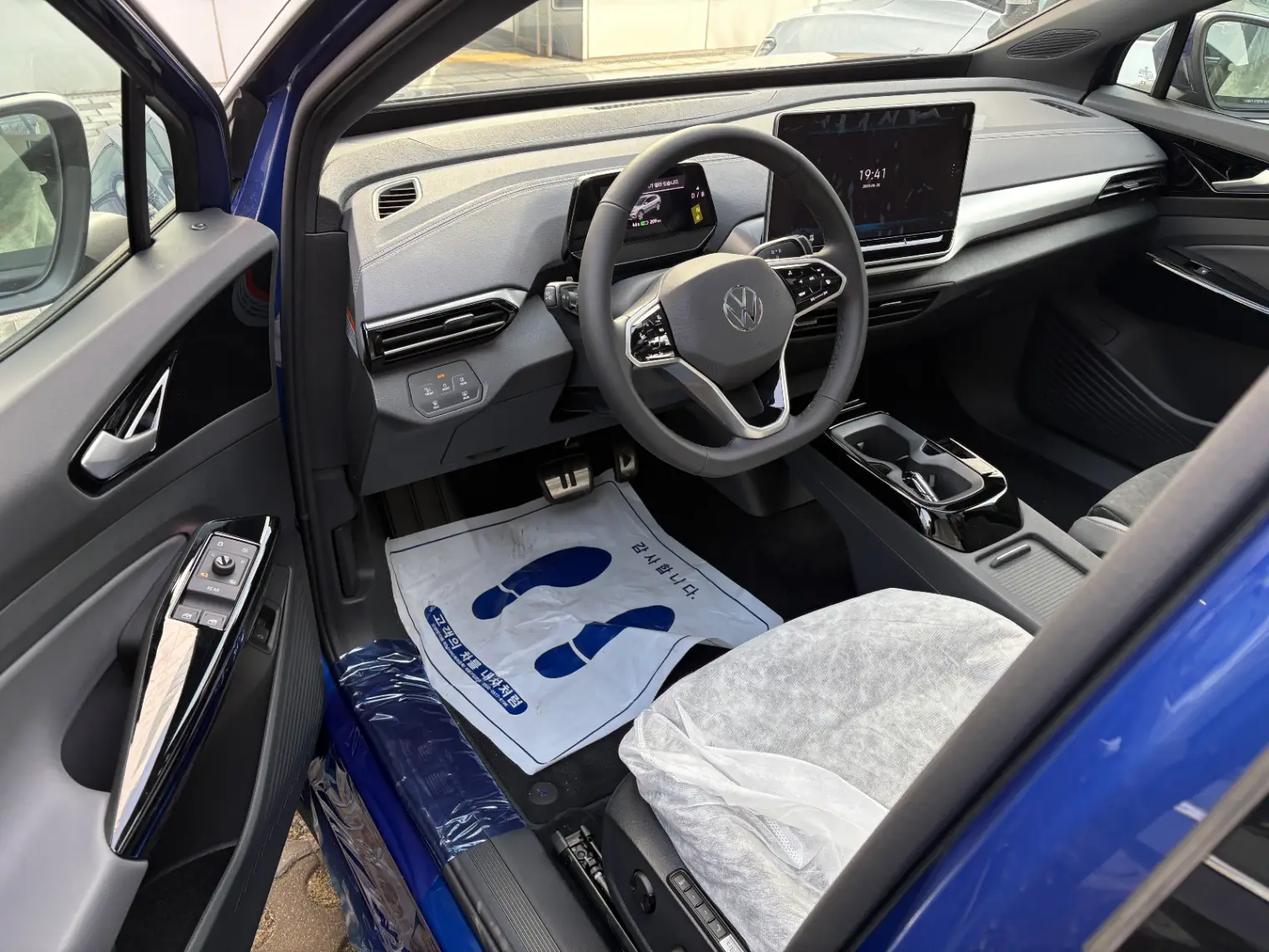 폭스바겐 ID.4 블루 더스크 Pro 2025년식 실물 사진 6/12 - 블루 더스크 메탈릭 ID.4 프로 차량 출고사진입니다.