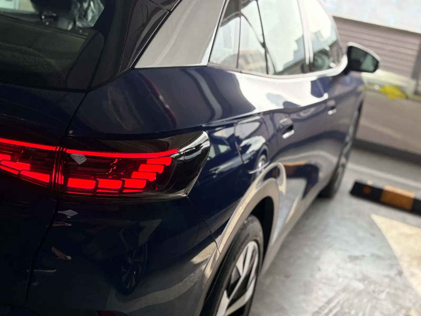 폭스바겐 ID.4 블루 더스크 Pro 2025년식 실물 사진 7/12 - 블루 더스크 메탈릭 ID.4 프로 차량 출고사진입니다.