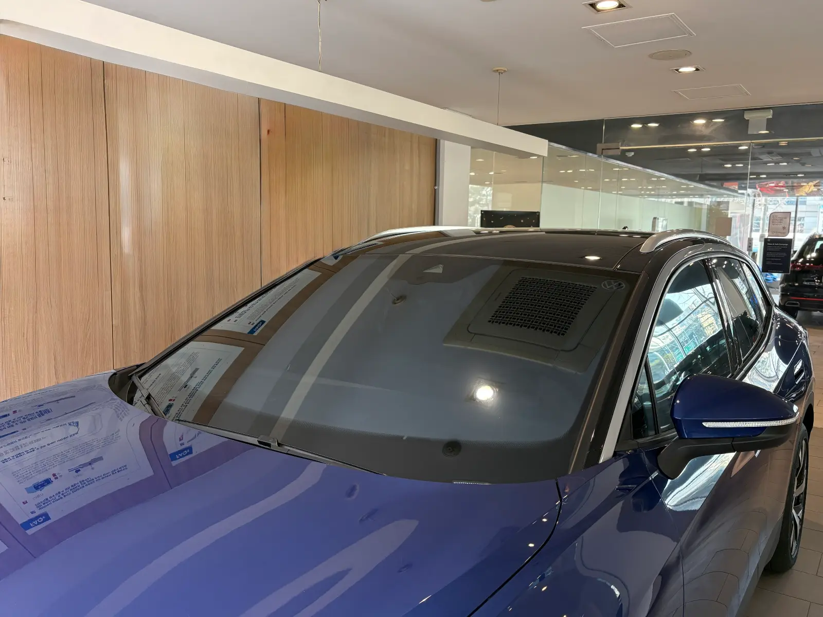 폭스바겐 ID.4 블루 더스크 Pro 2025년식 실물 사진 9/12 - 블루 더스크 메탈릭 ID.4 프로 차량 출고사진입니다.