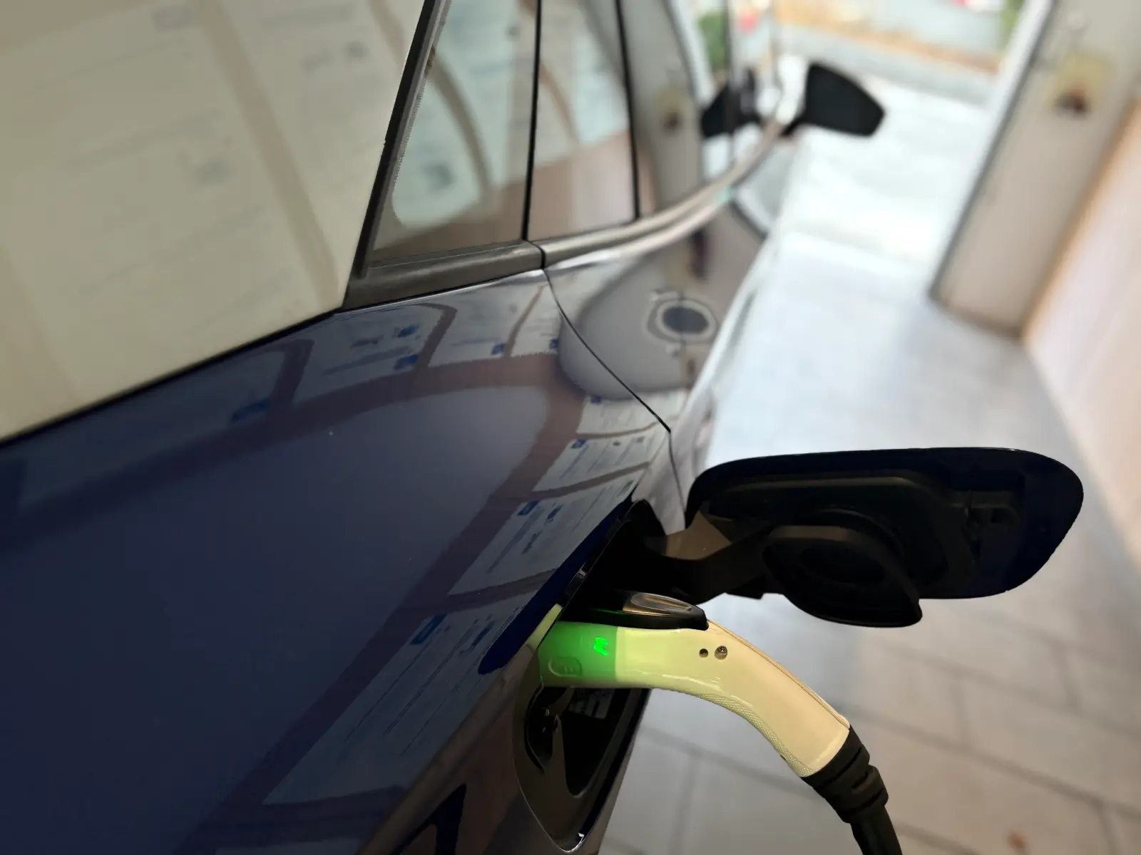 폭스바겐 ID.4 블루 더스크 Pro 2025년식 실물 사진 11/12 - 블루 더스크 메탈릭 ID.4 프로 차량 출고사진입니다.