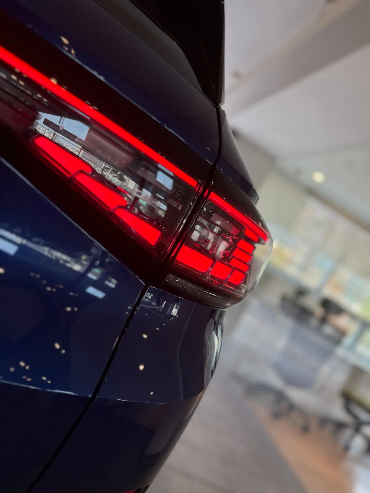 폭스바겐 ID.4 블루 더스크 Pro 2025년식 실물 사진 12/12 - 블루 더스크 메탈릭 ID.4 프로 차량 출고사진입니다.